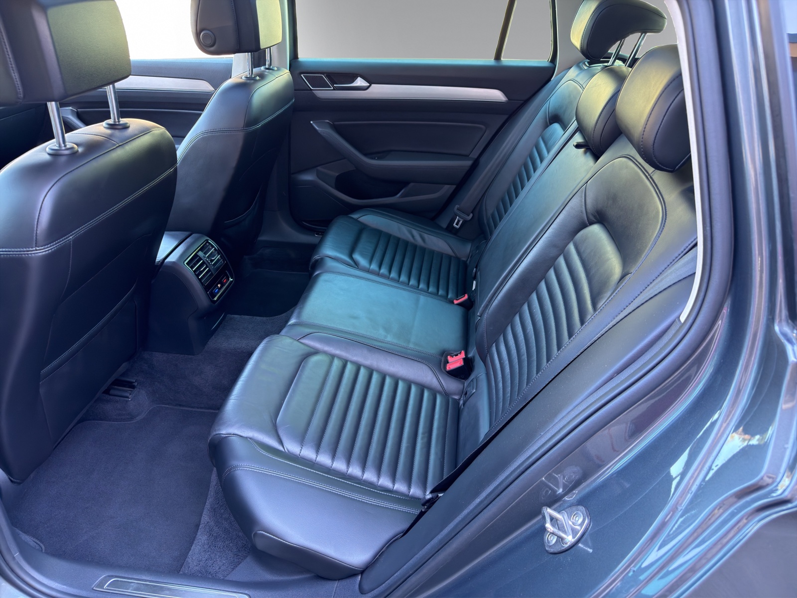 VW Passat Variant 2.0 TDI 240 SCR Highl. DSG 4m-image-12