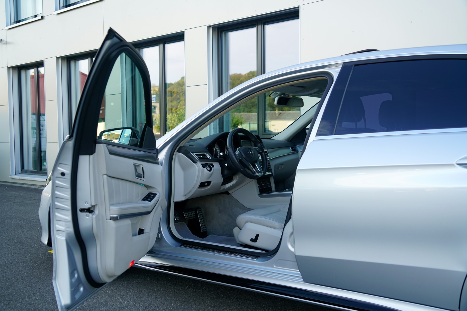 MERCEDES-BENZ E 400 Sport-Paket AMG Avantgarde 7G-Tronic (CH)-image-3