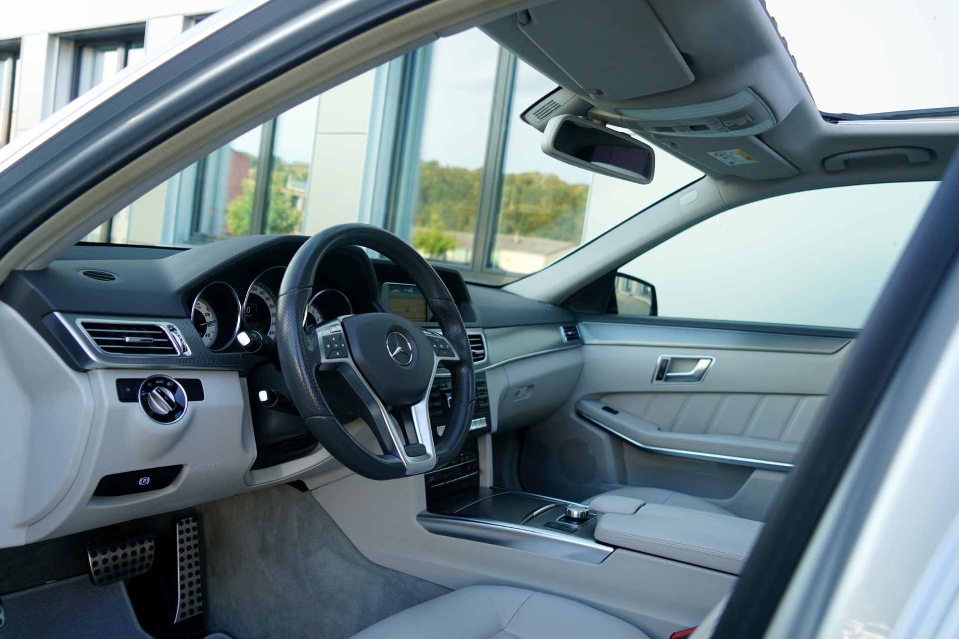 MERCEDES-BENZ E 400 Sport-Paket AMG Avantgarde 7G-Tronic (CH)-image-5