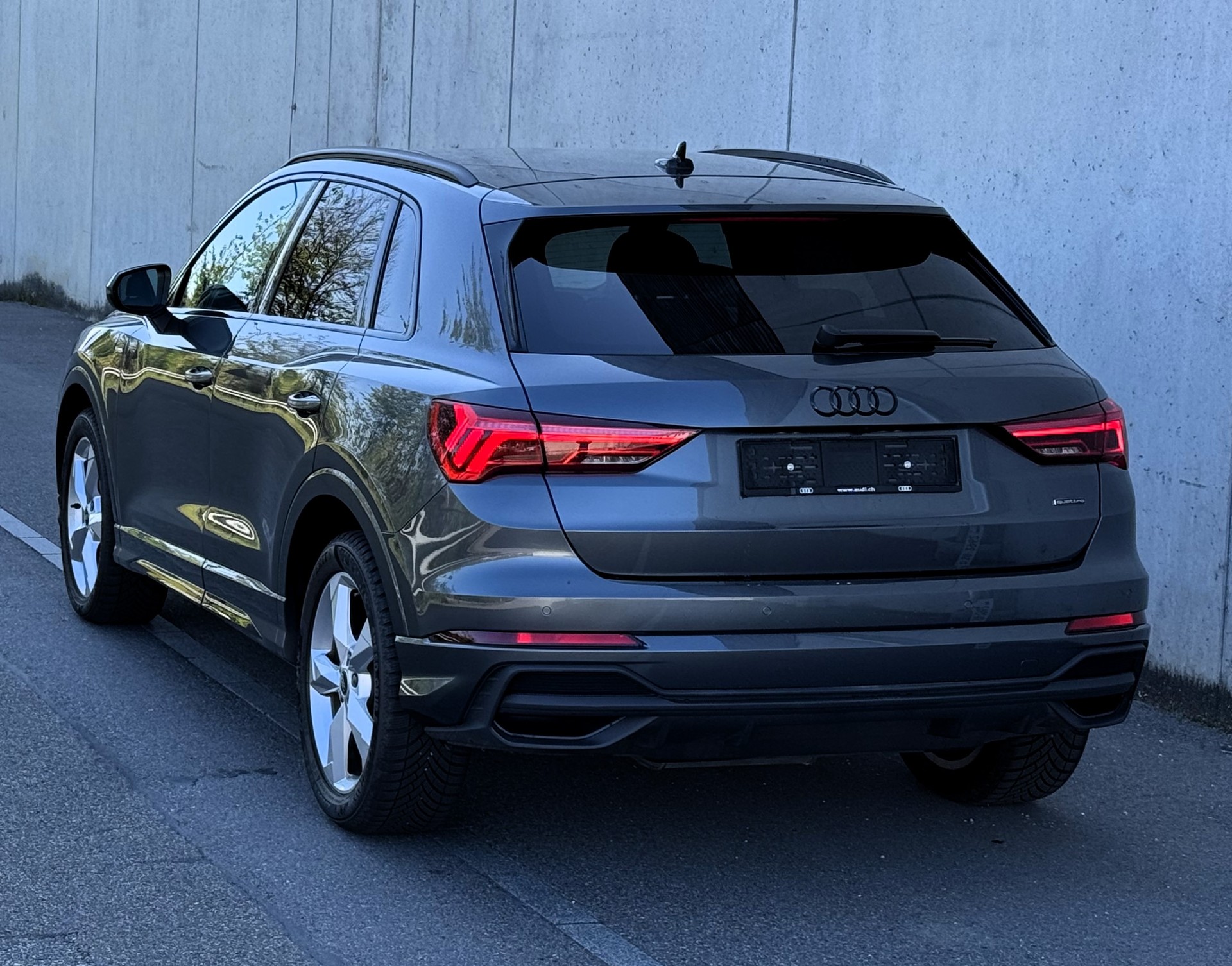 AUDI Q3 40 TDI S line quattro S-tronic CH FZ |Herstellergarantie|AudiSwissServicePackage+|wie neu-image-3