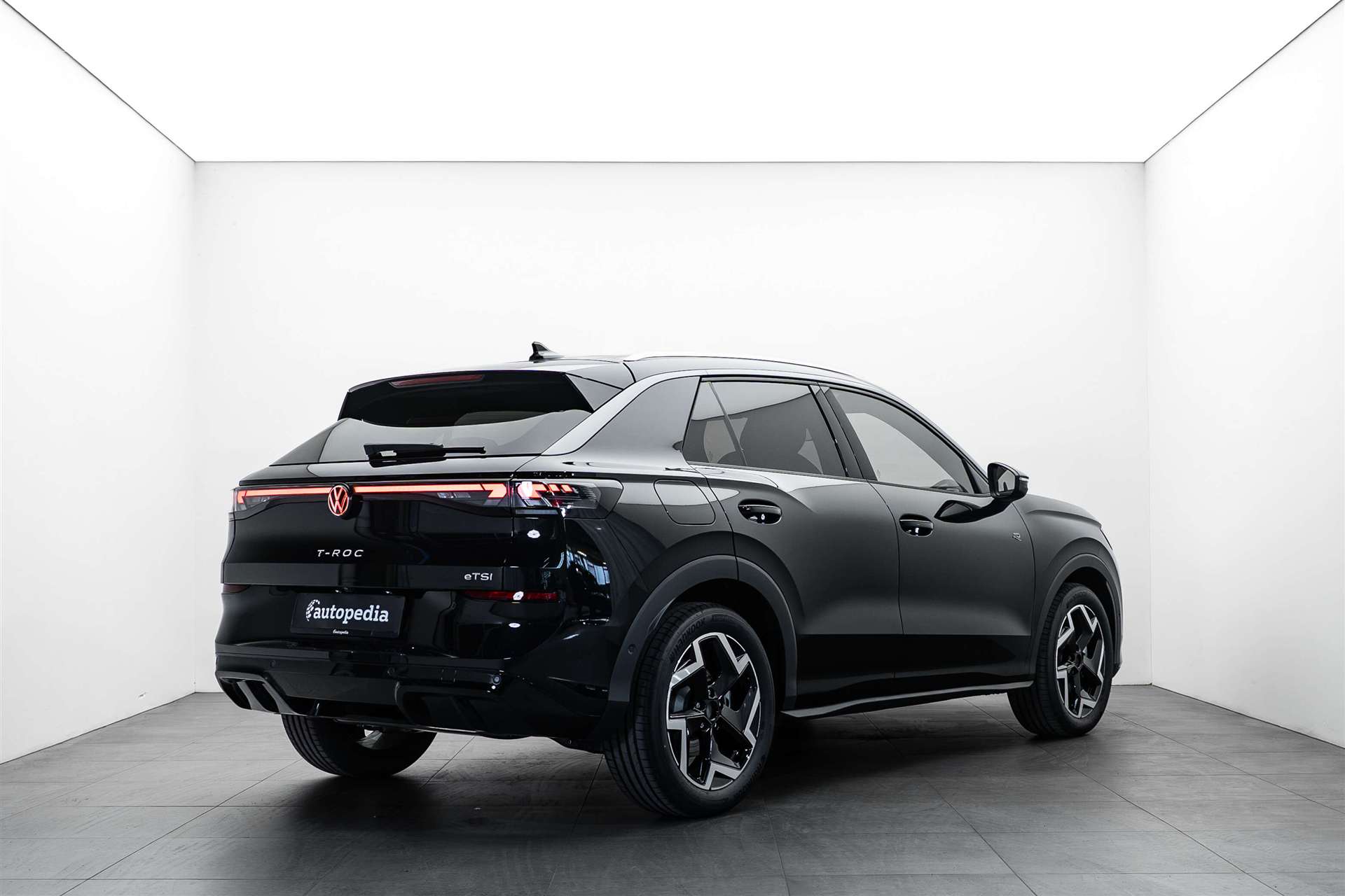 VW VW T-Roc 1.5 eTSi mHEV R-Line DSG-Automat-showroom-element-2