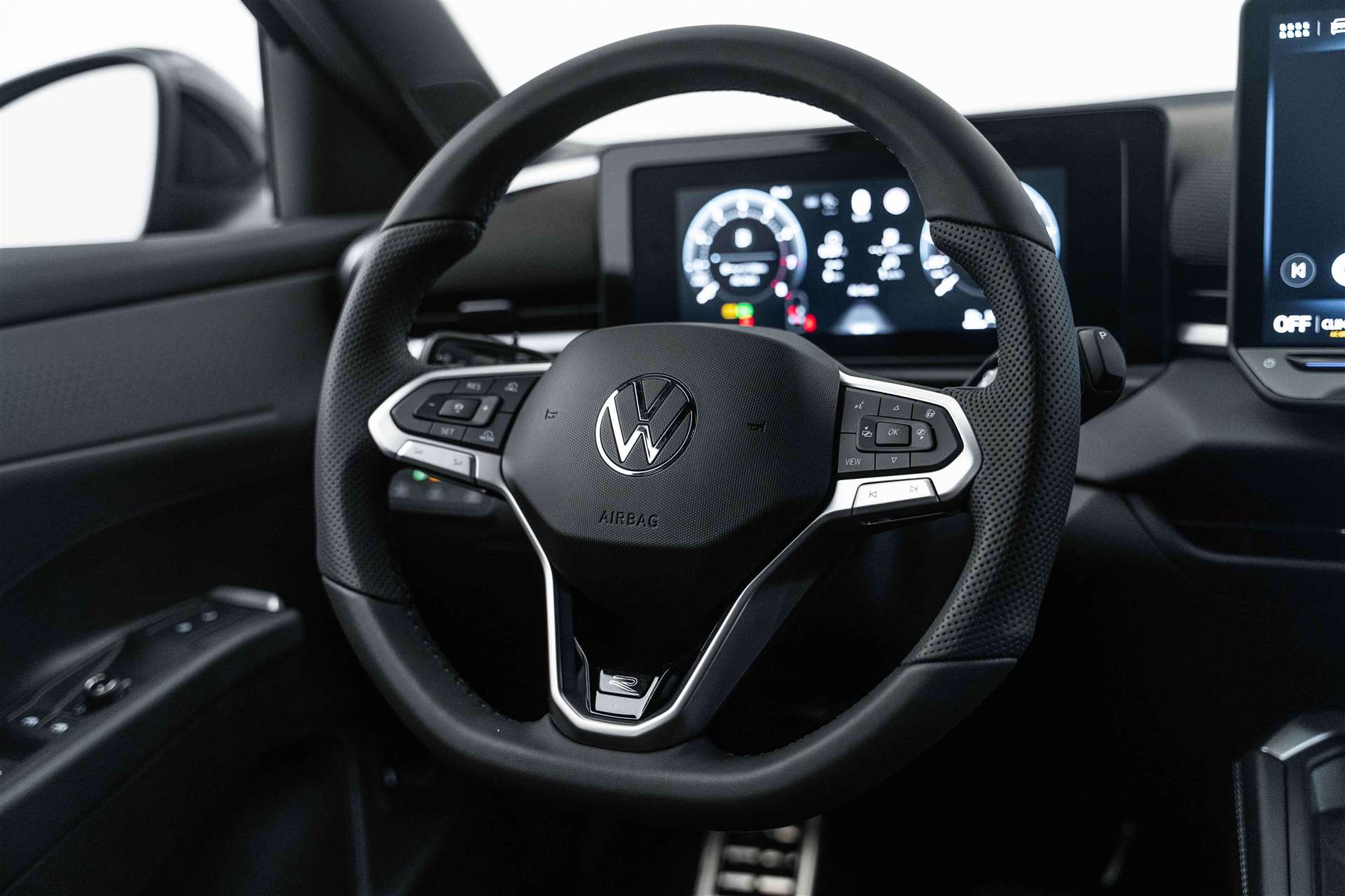 VW VW T-Roc 1.5 eTSi mHEV R-Line DSG-Automat-image-9