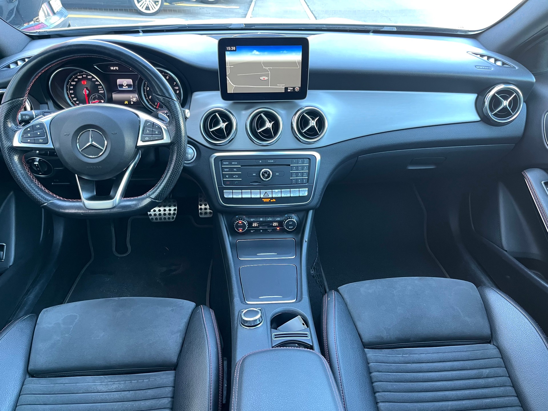 MERCEDES-BENZ GLA 250 AMG Line 4Matic 7G-DCT*CH-Fahrzeug*-image-12