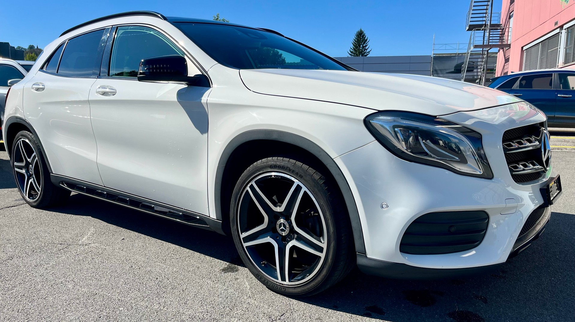 MERCEDES-BENZ GLA 250 AMG Line 4Matic 7G-DCT*CH-Fahrzeug*-image-2