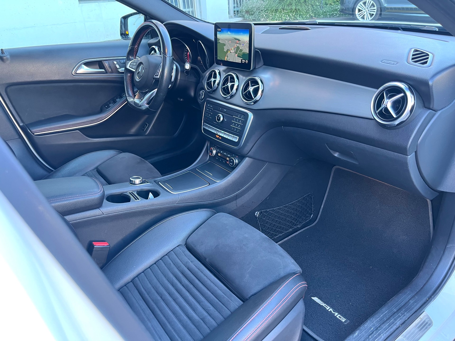 MERCEDES-BENZ GLA 250 AMG Line 4Matic 7G-DCT*CH-Fahrzeug*-image-24