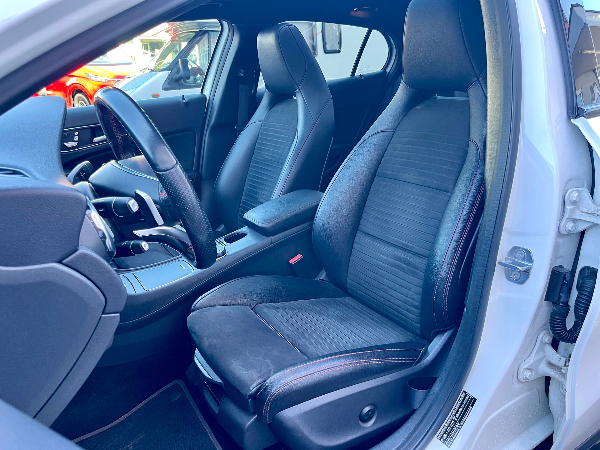 MERCEDES-BENZ GLA 250 AMG Line 4Matic 7G-DCT*CH-Fahrzeug*-image-8