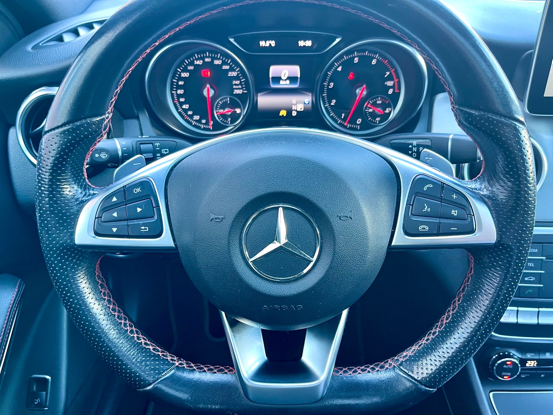 MERCEDES-BENZ GLA 250 AMG Line 4Matic 7G-DCT*CH-Fahrzeug*-image-13