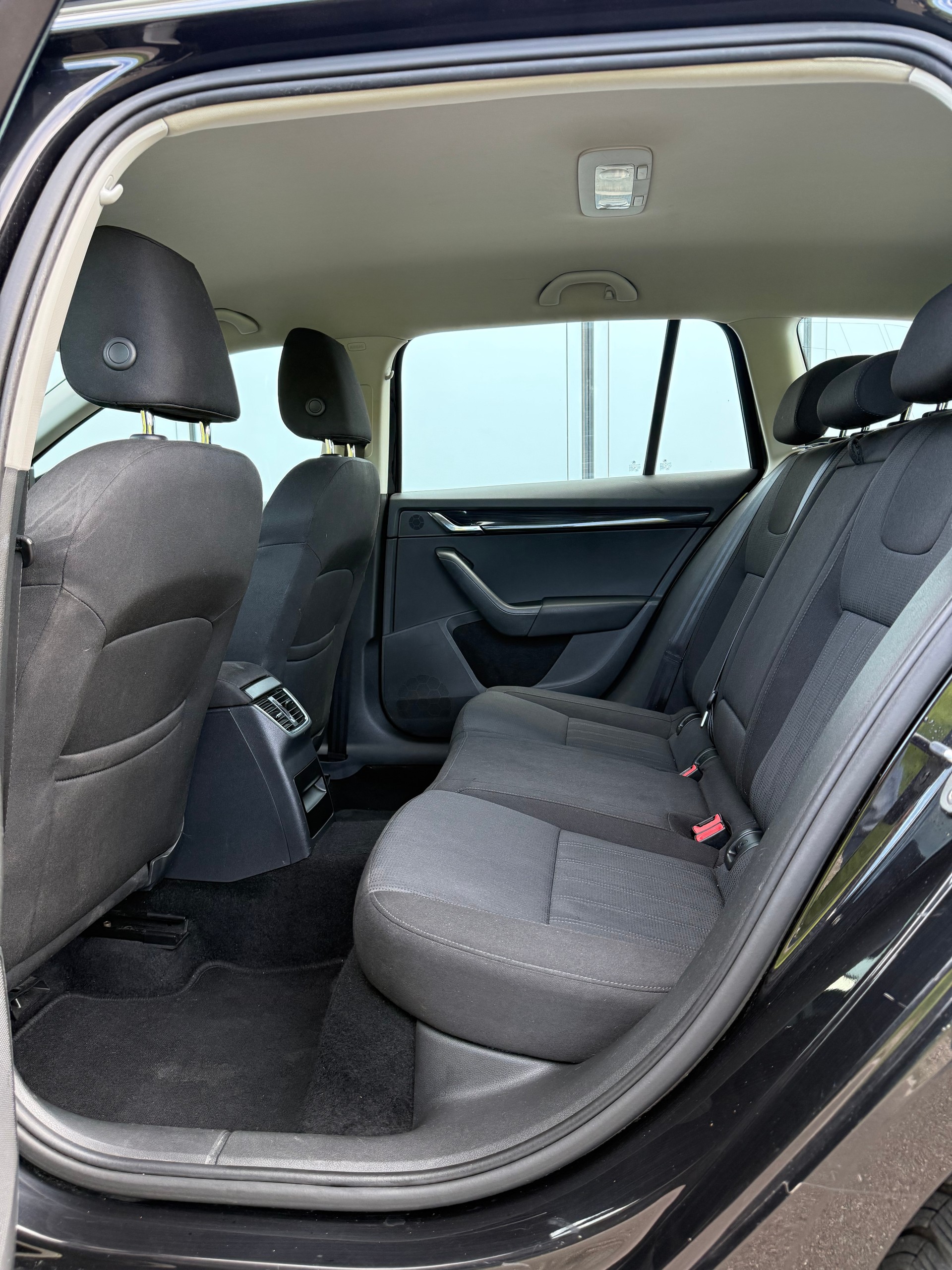 SKODA Octavia Combi 1.4 TSI Style DSG-image-15