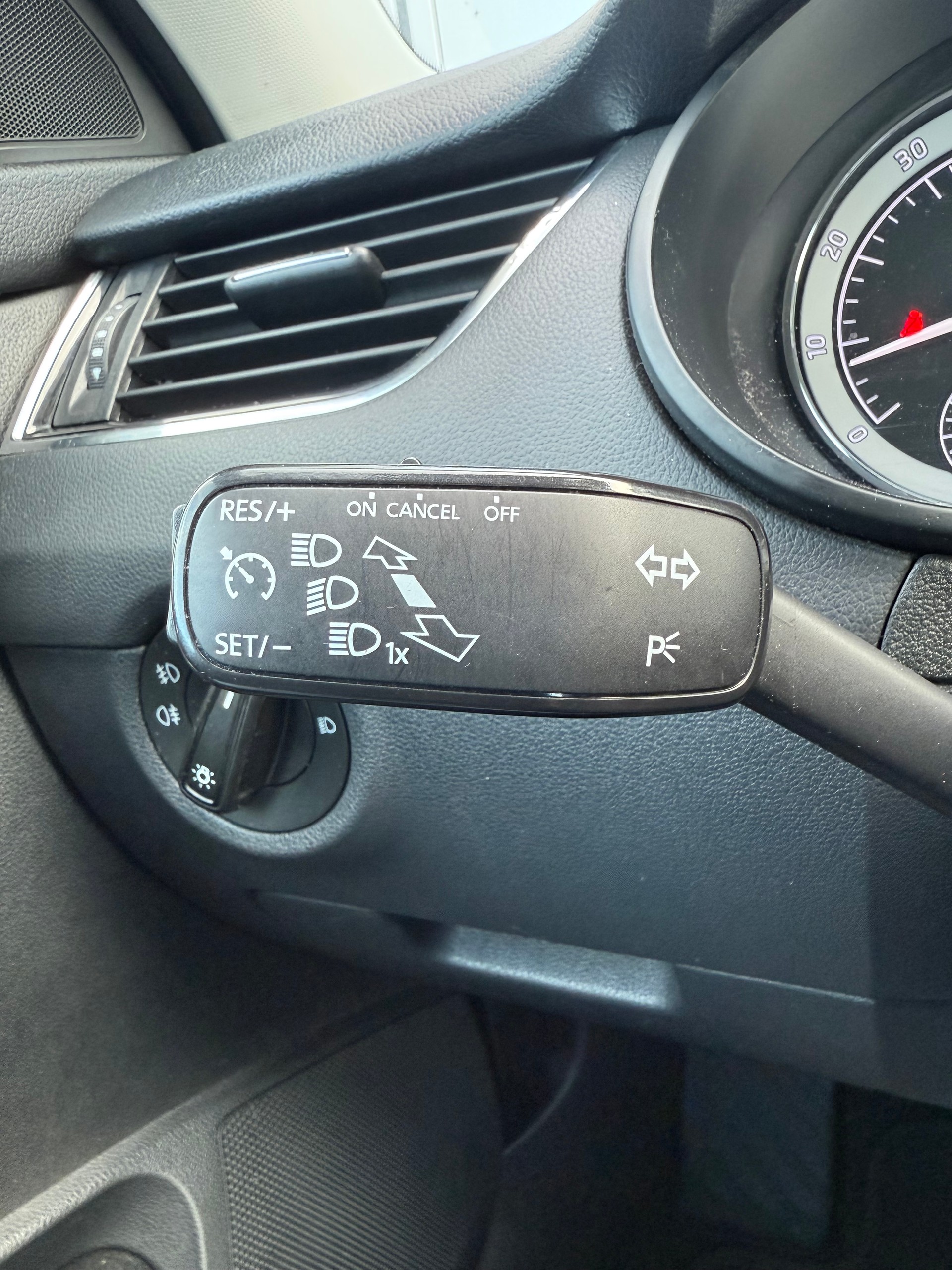 SKODA Octavia Combi 1.4 TSI Style DSG-image-13