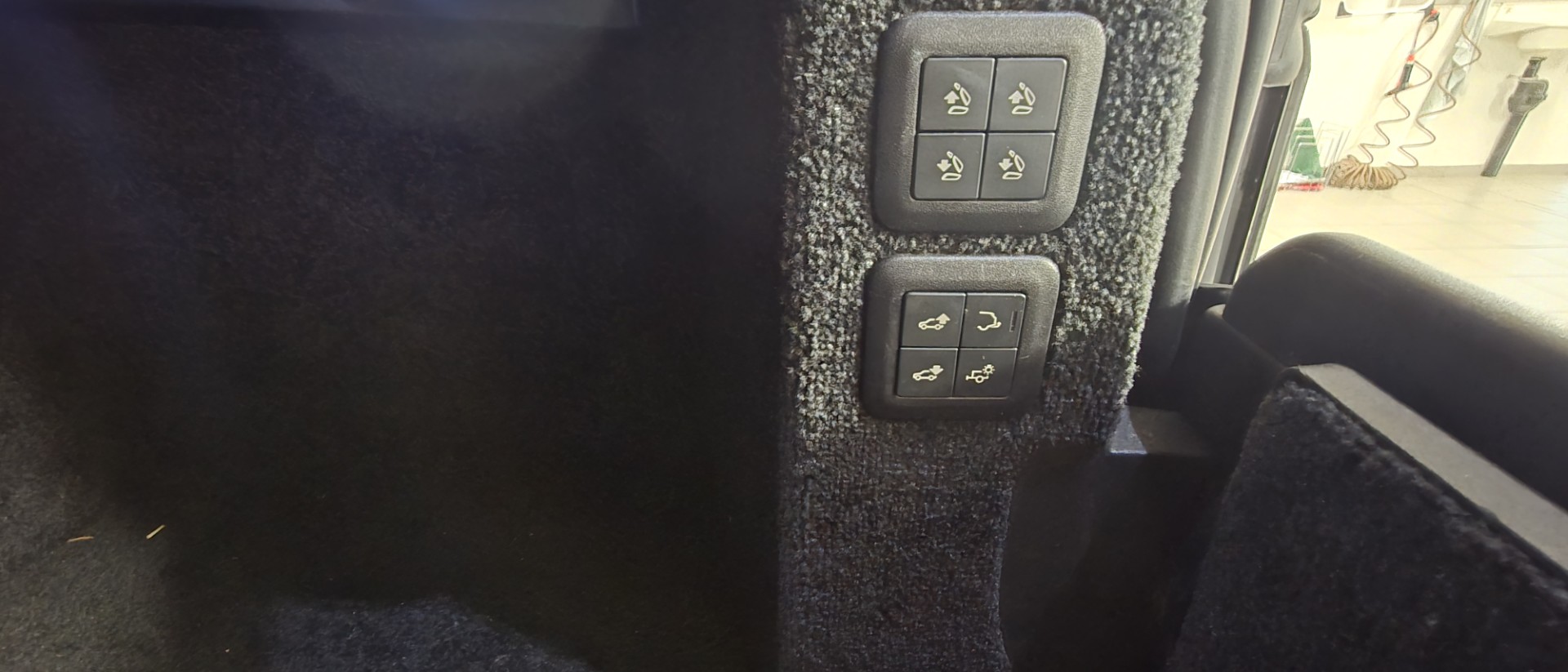 LAND ROVER 4.4 SDV8 Autobiography-image-2