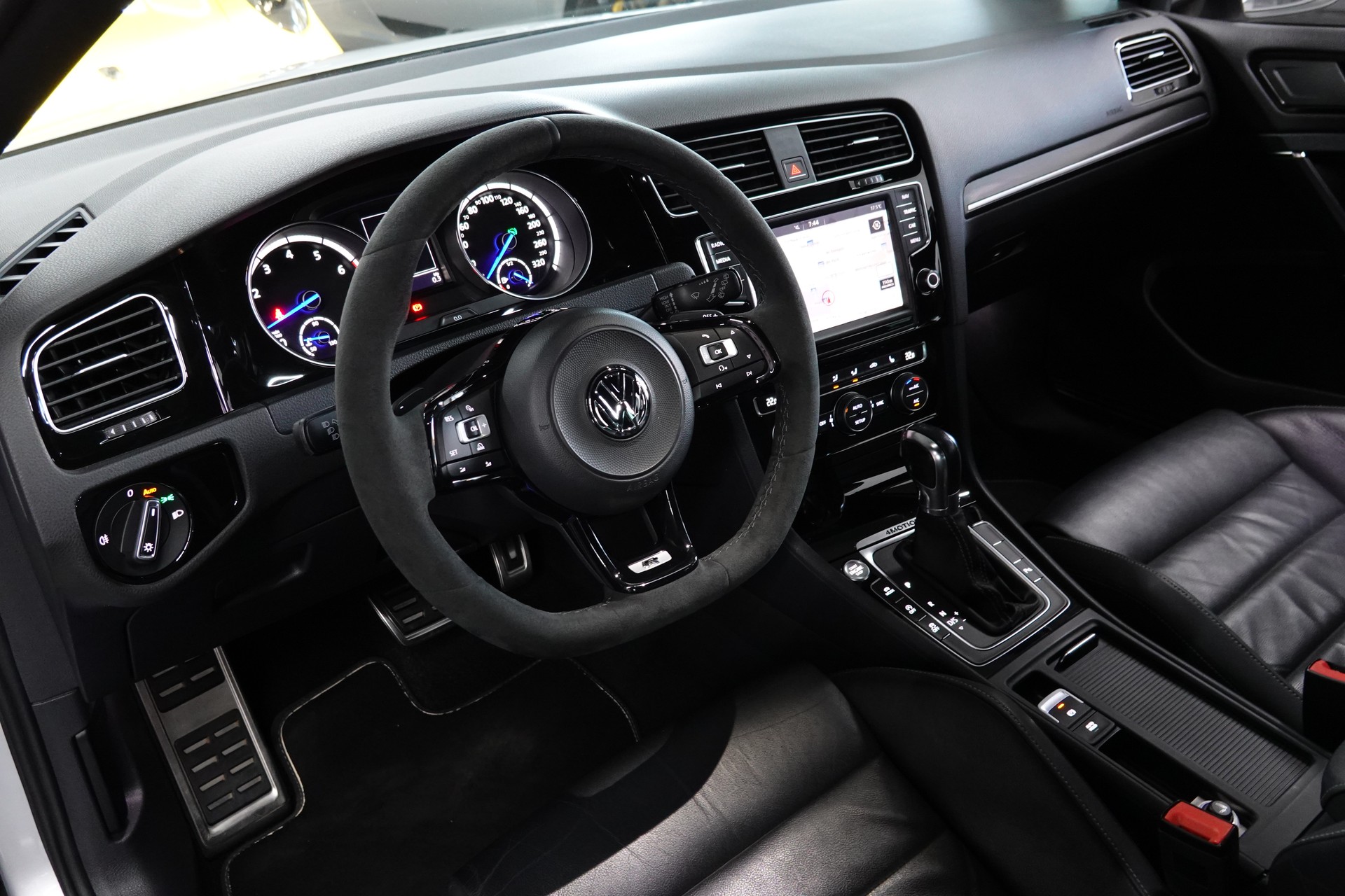 VW GOLF 2.0 TSI R 4MOTION DSG 301 PS CH-FZ-image-22
