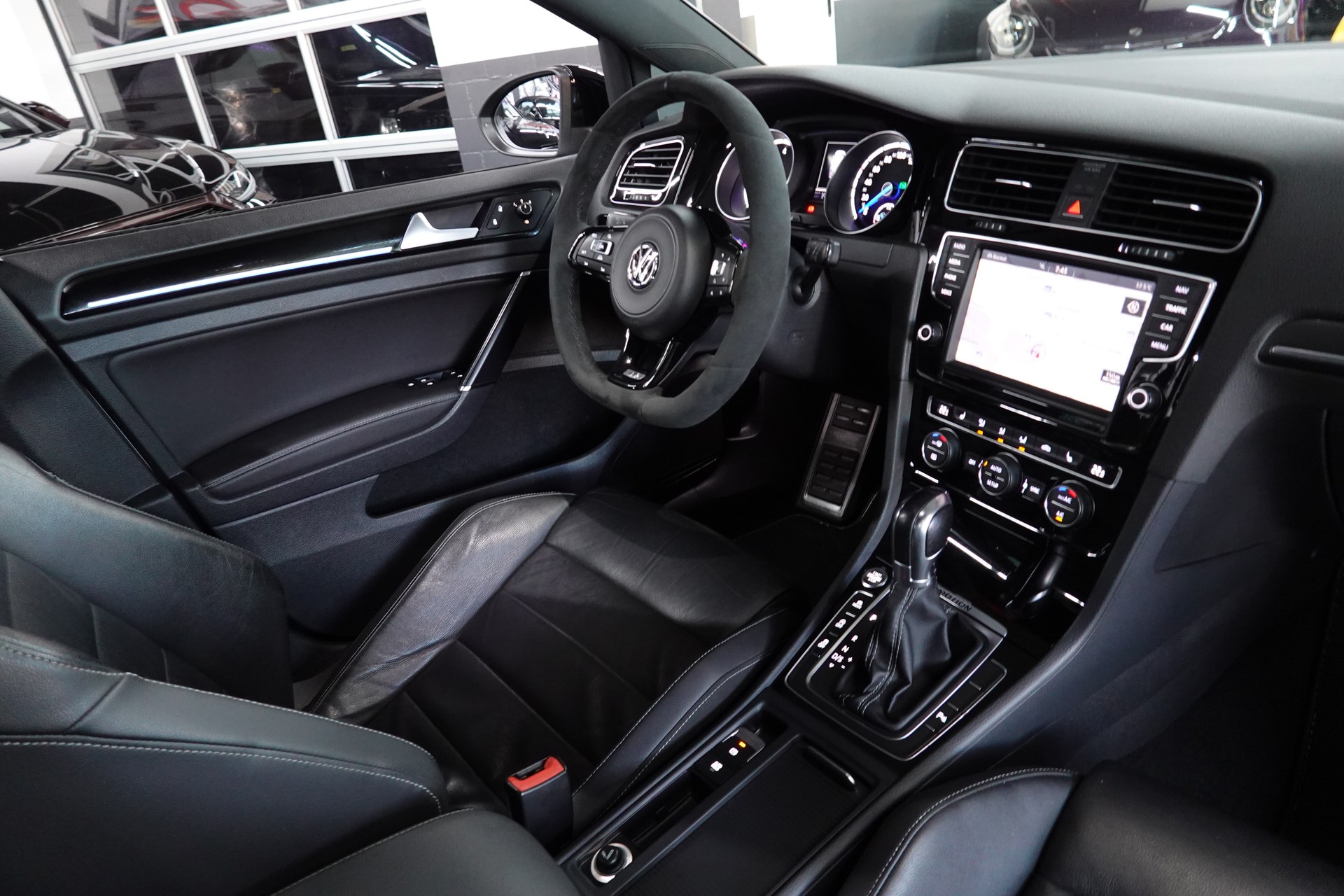 VW GOLF 2.0 TSI R 4MOTION DSG 301 PS CH-FZ-image-35