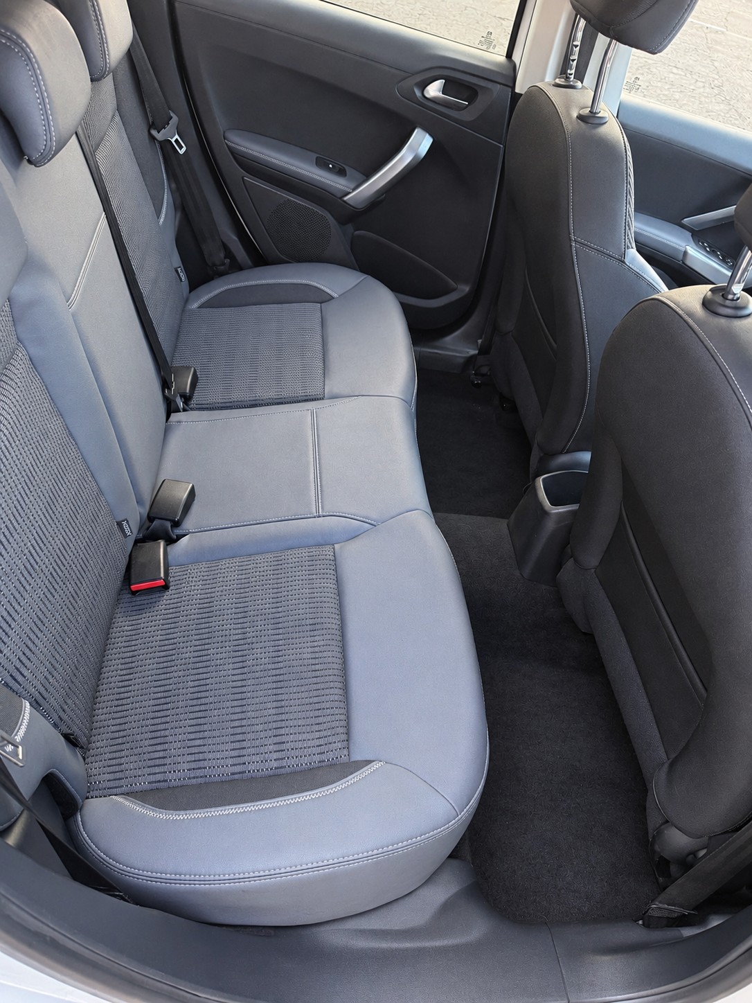 PEUGEOT 208 1.6 THP Allure-image-6