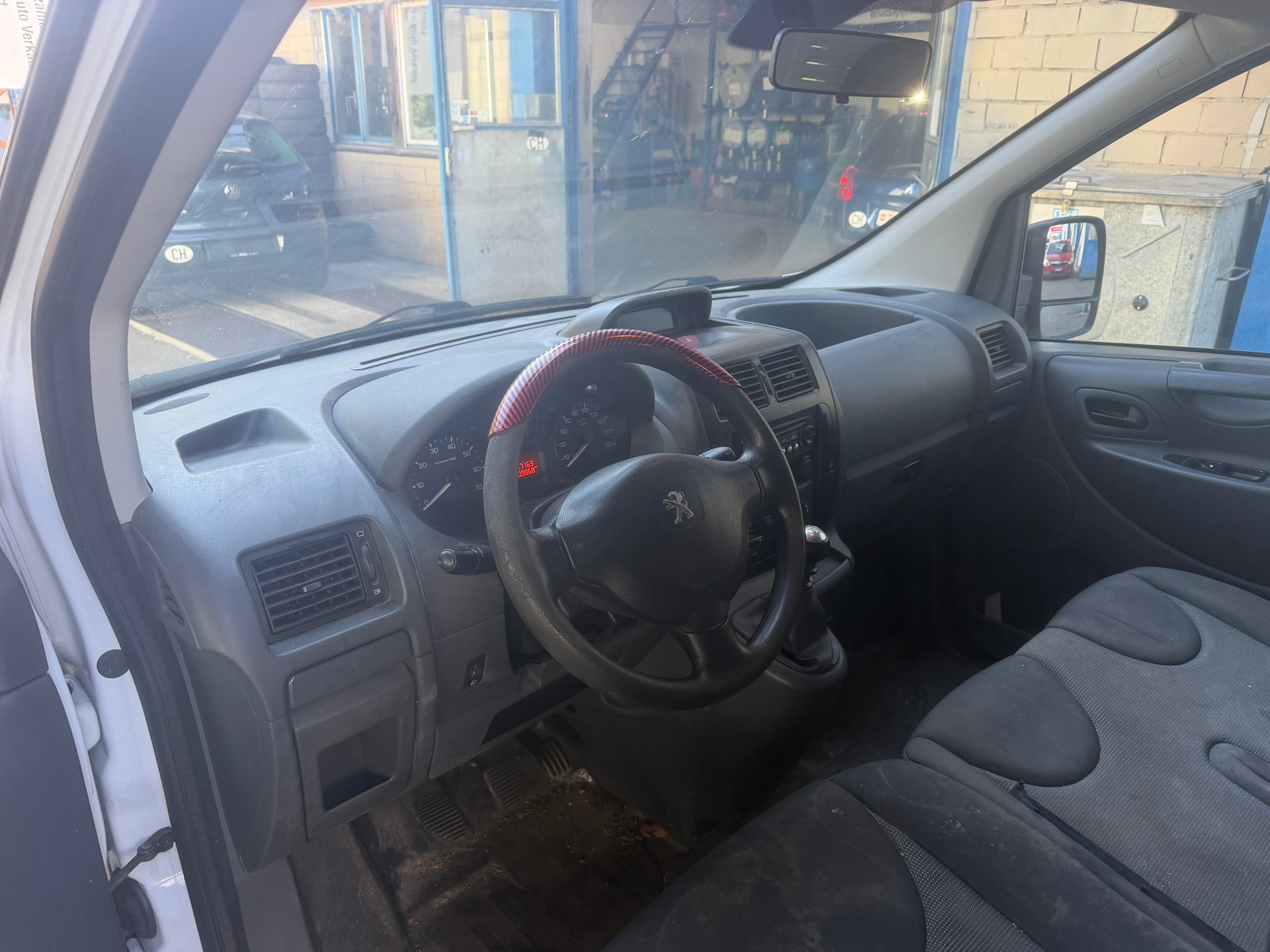 PEUGEOT Expert 2.0 HDi 227 L1H1-image-1