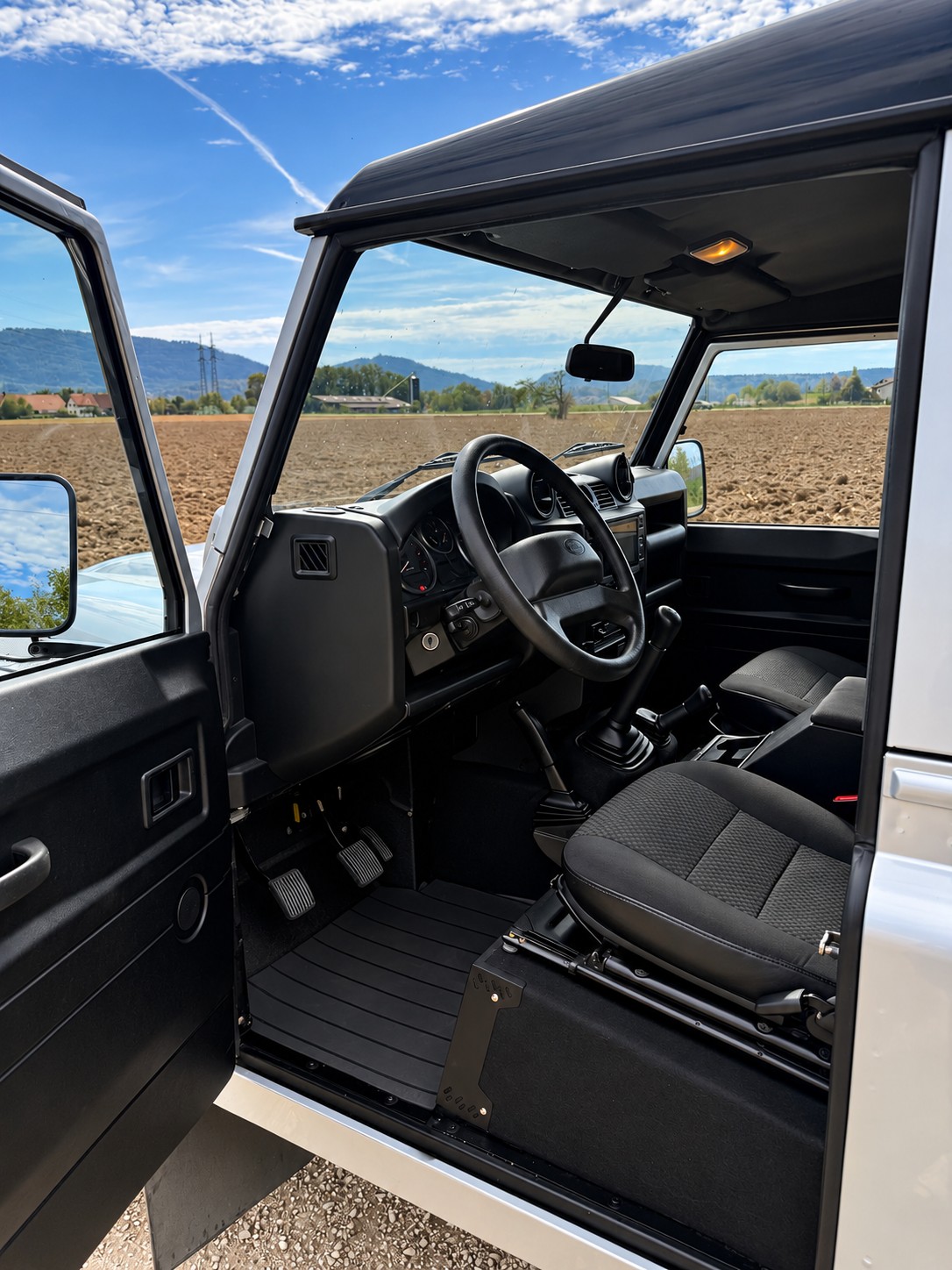 LAND ROVER Defender 90 2.2 TD4 SW-image-2