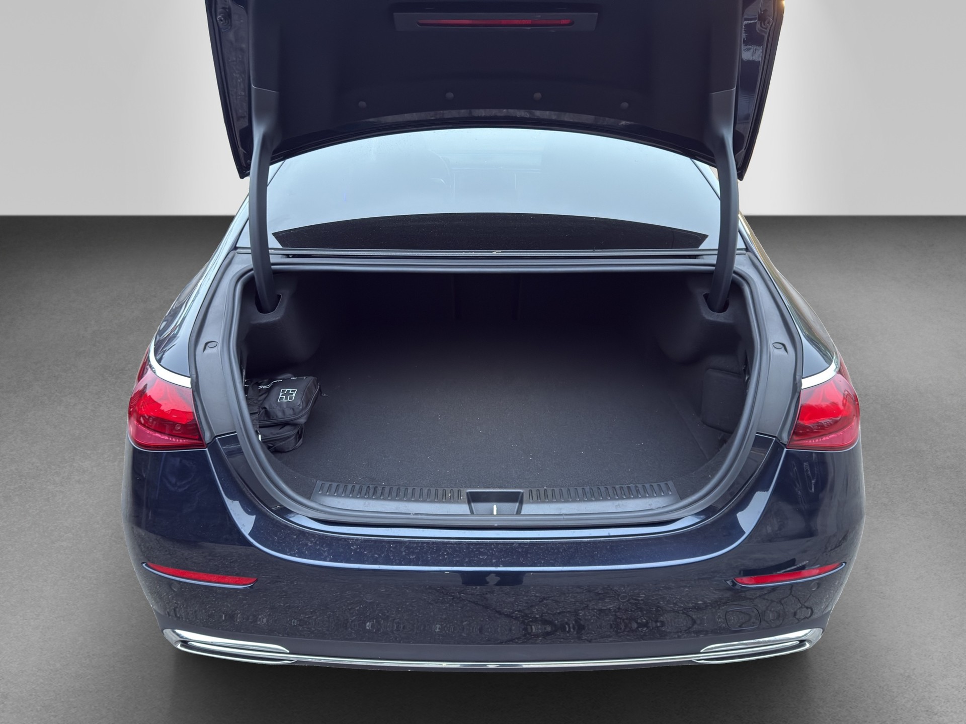 MERCEDES-BENZ E 300 e 4Matic 9G-Tronic-image-15