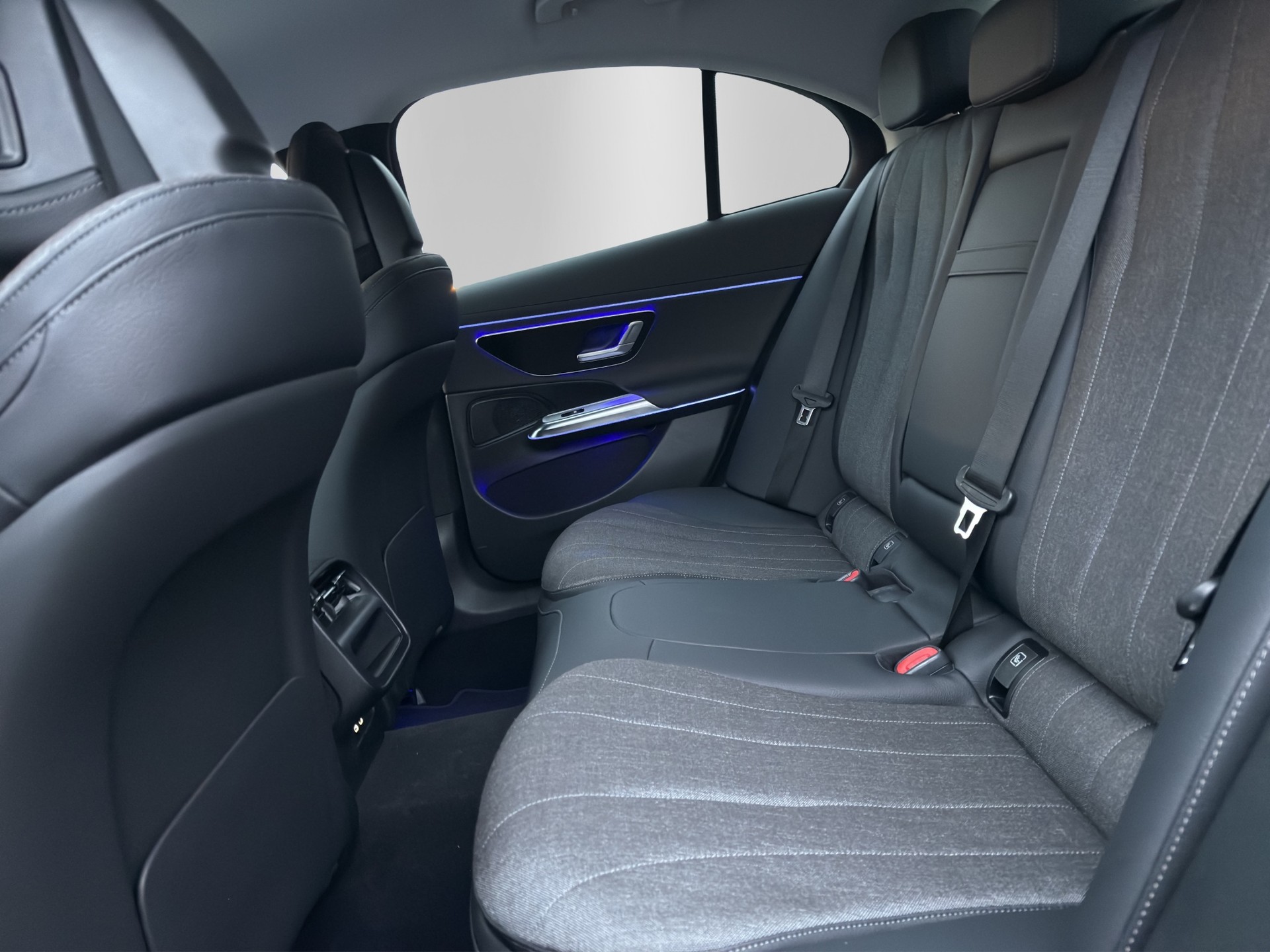 MERCEDES-BENZ E 300 e 4Matic 9G-Tronic-image-13