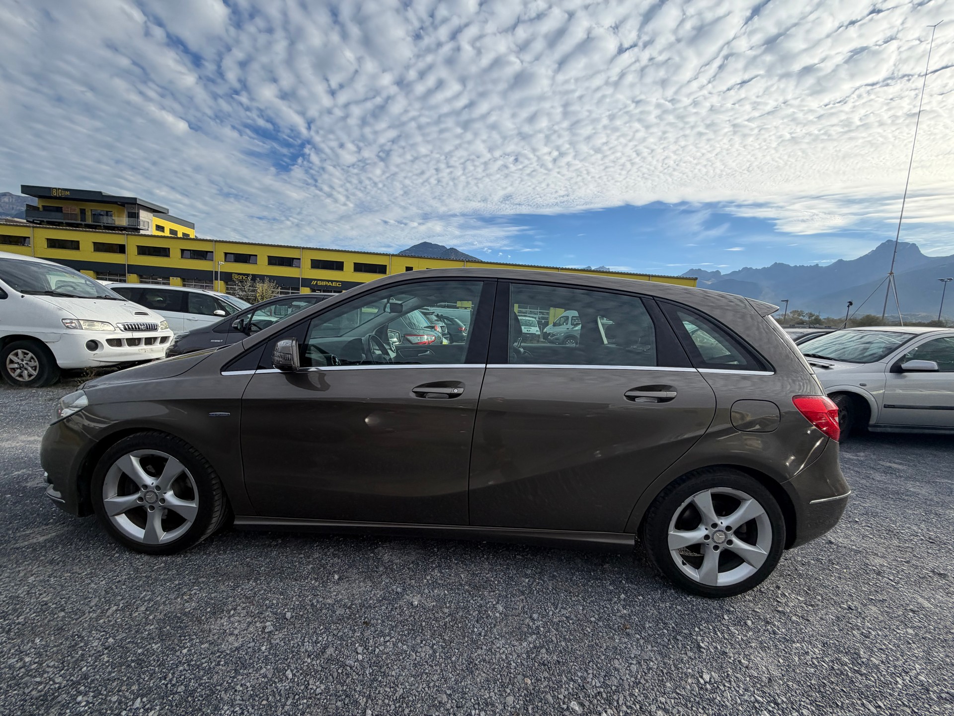 MERCEDES-BENZ B 200-image-2