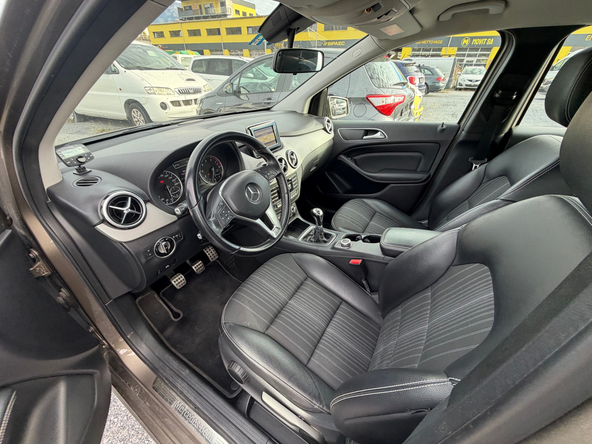 MERCEDES-BENZ B 200-image-9