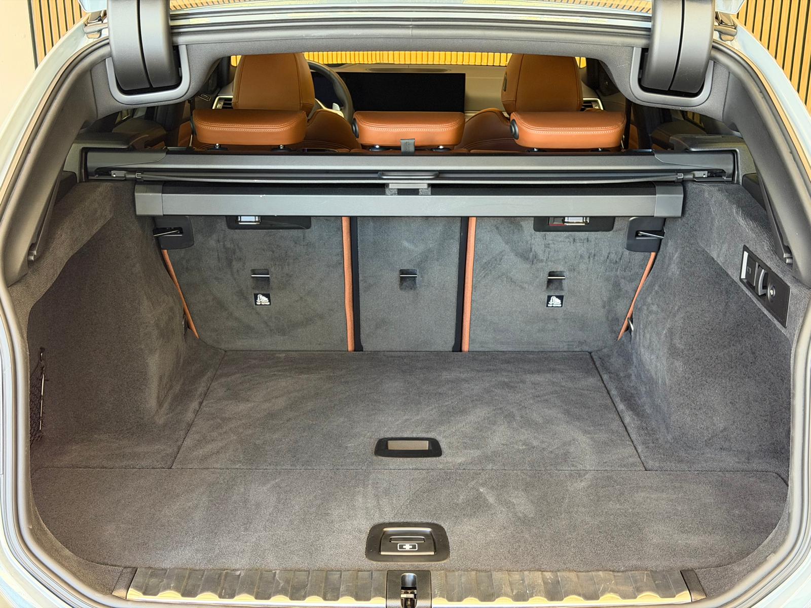 BMW M340i xDrive 48V Touring Steptronic M Sport Pro INDIVUDUAL-image-11