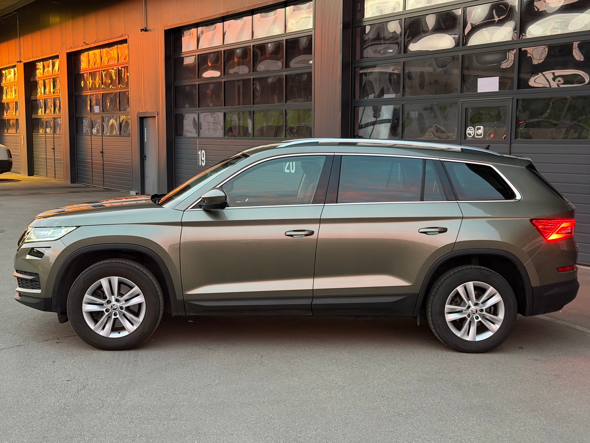 SKODA Kodiaq 2.0 TSI Ambition DSG 4x4 | 7 Plätzer-image-3
