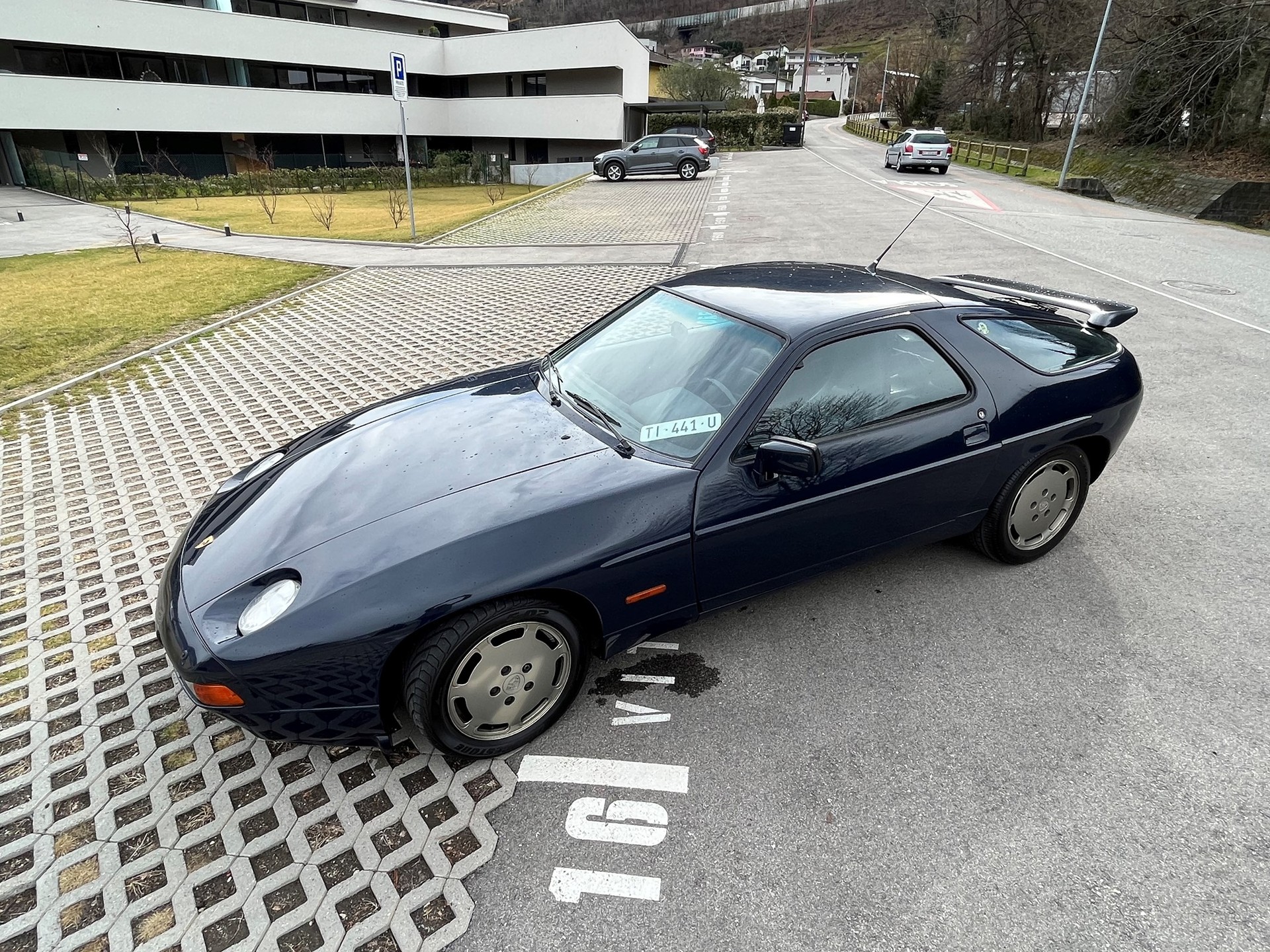 PORSCHE 928 S4-image-1
