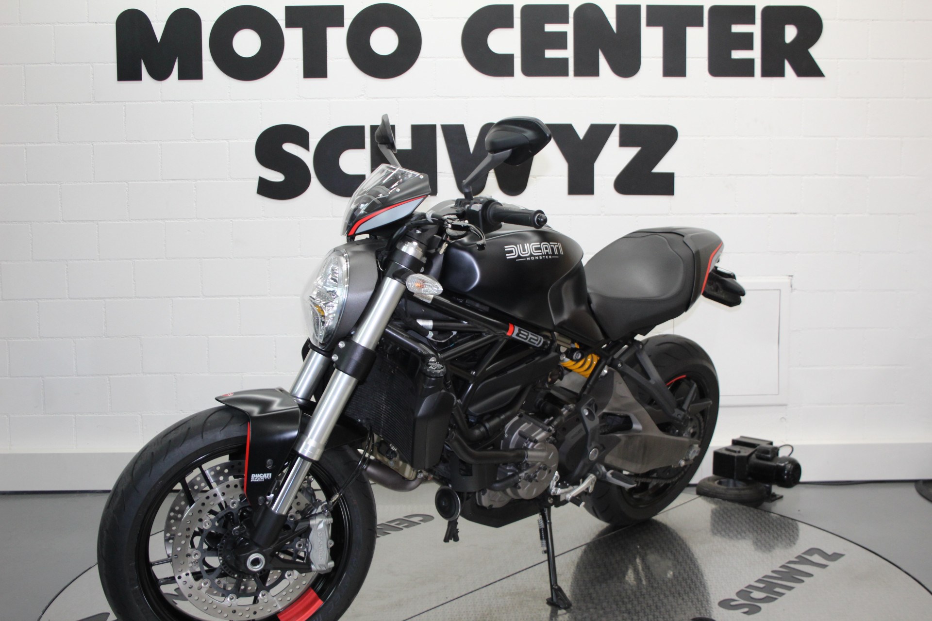 DUCATI Monster 821-showroom-element-3