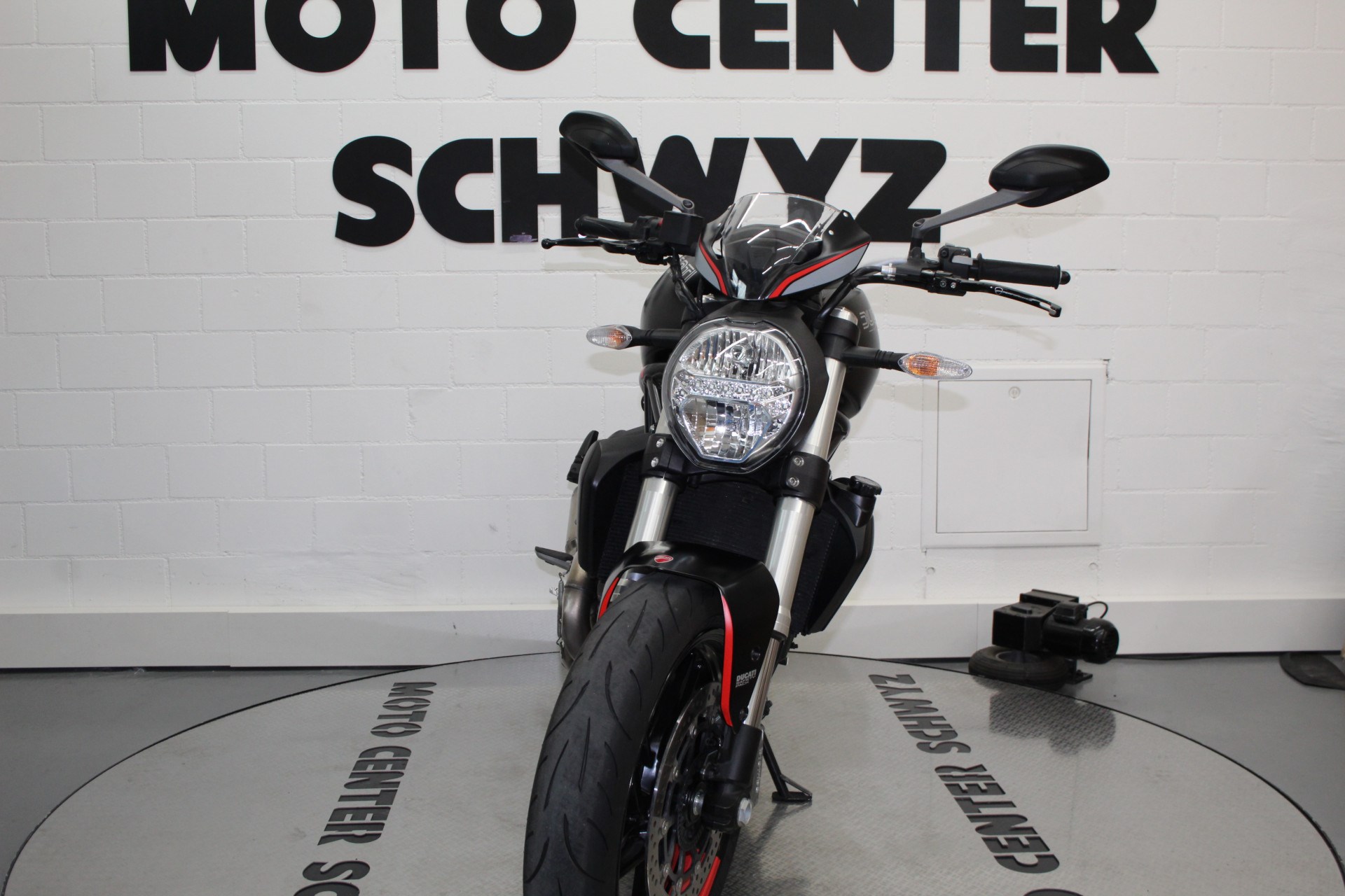 DUCATI Monster 821-showroom-element-2