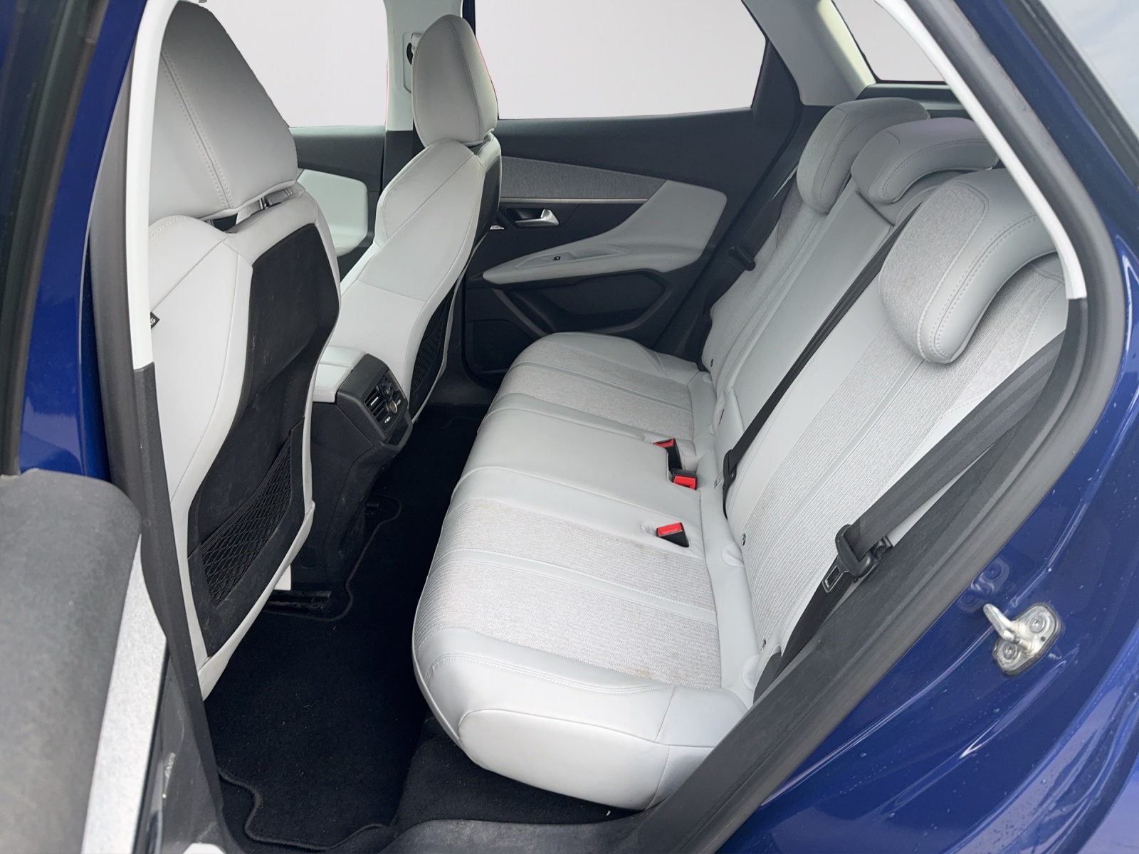 PEUGEOT 3008 1.5 BlueHDi Allure-image-11
