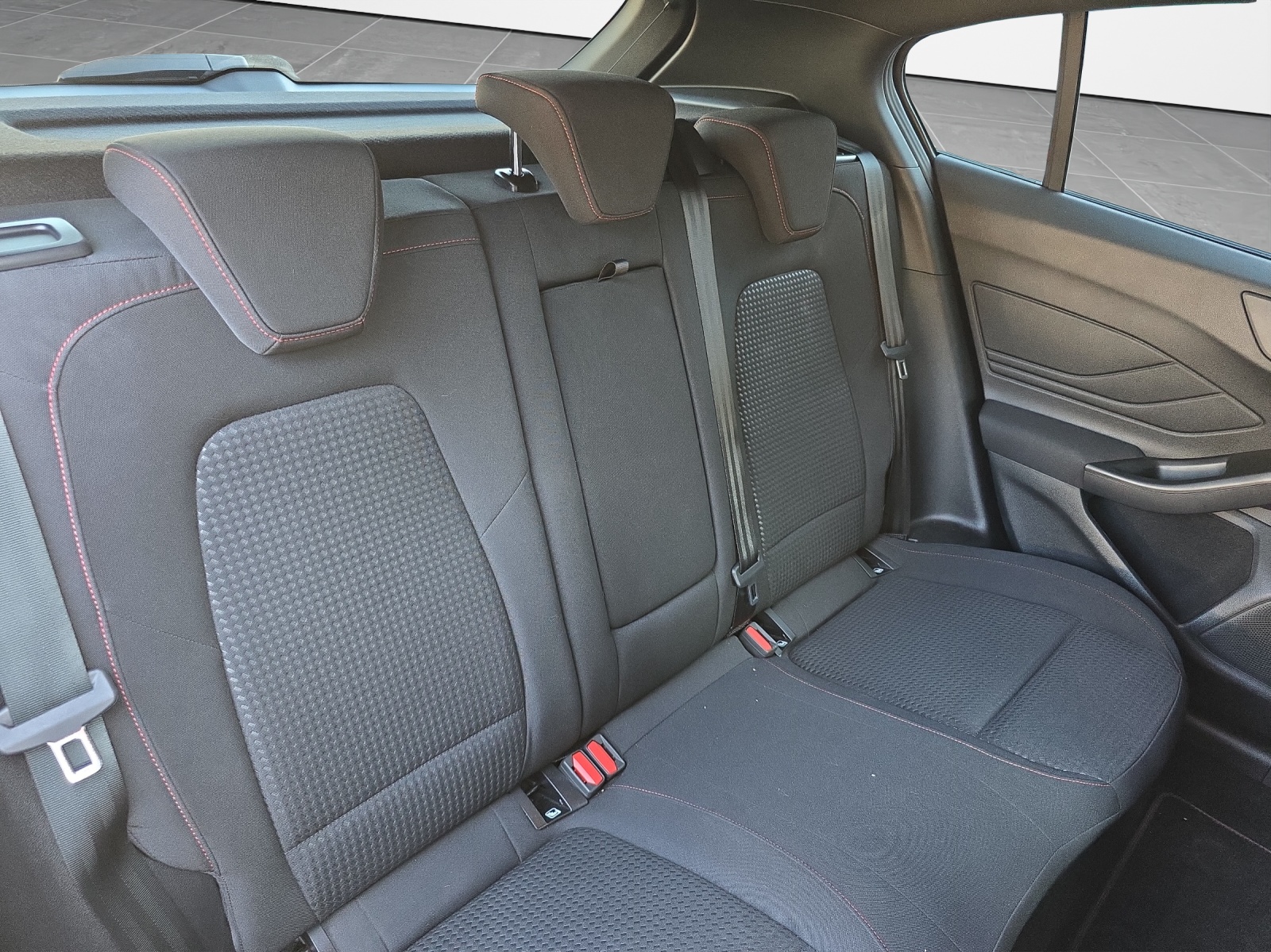 FORD Focus 1.0i EcoB Hybrid 155 ST-Line X-image-12