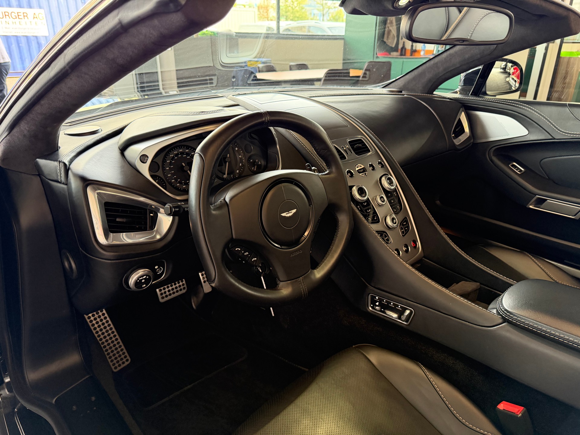 ASTON MARTIN Vanquish Volante V12 5.9-48 Touchtronic 2-image-17