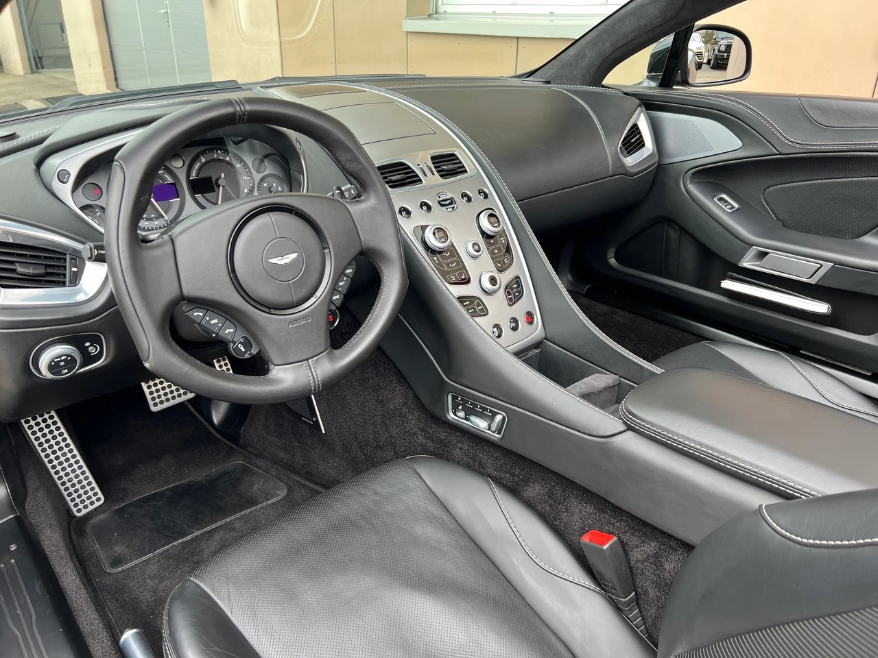 ASTON MARTIN Vanquish Volante V12 5.9-48 Touchtronic 2-image-11