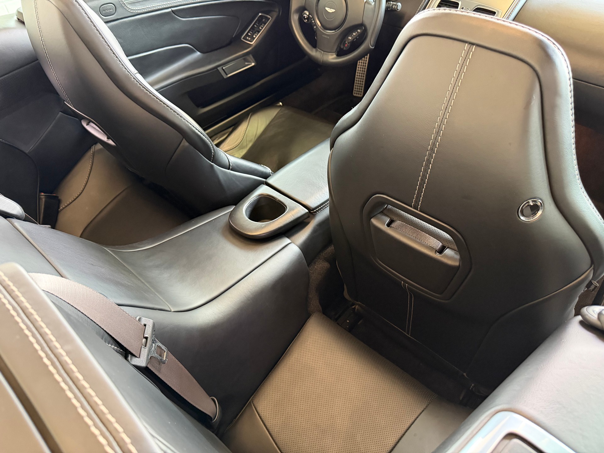 ASTON MARTIN Vanquish Volante V12 5.9-48 Touchtronic 2-image-15