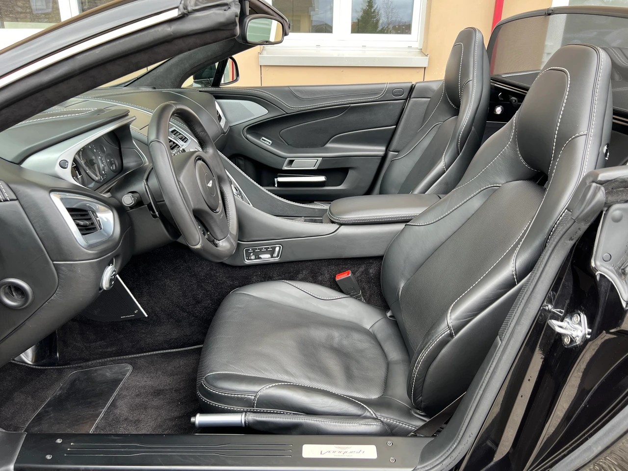 ASTON MARTIN Vanquish Volante V12 5.9-48 Touchtronic 2-image-10
