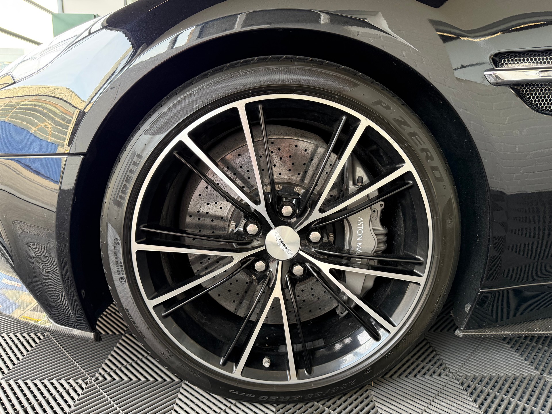 ASTON MARTIN Vanquish Volante V12 5.9-48 Touchtronic 2-image-24