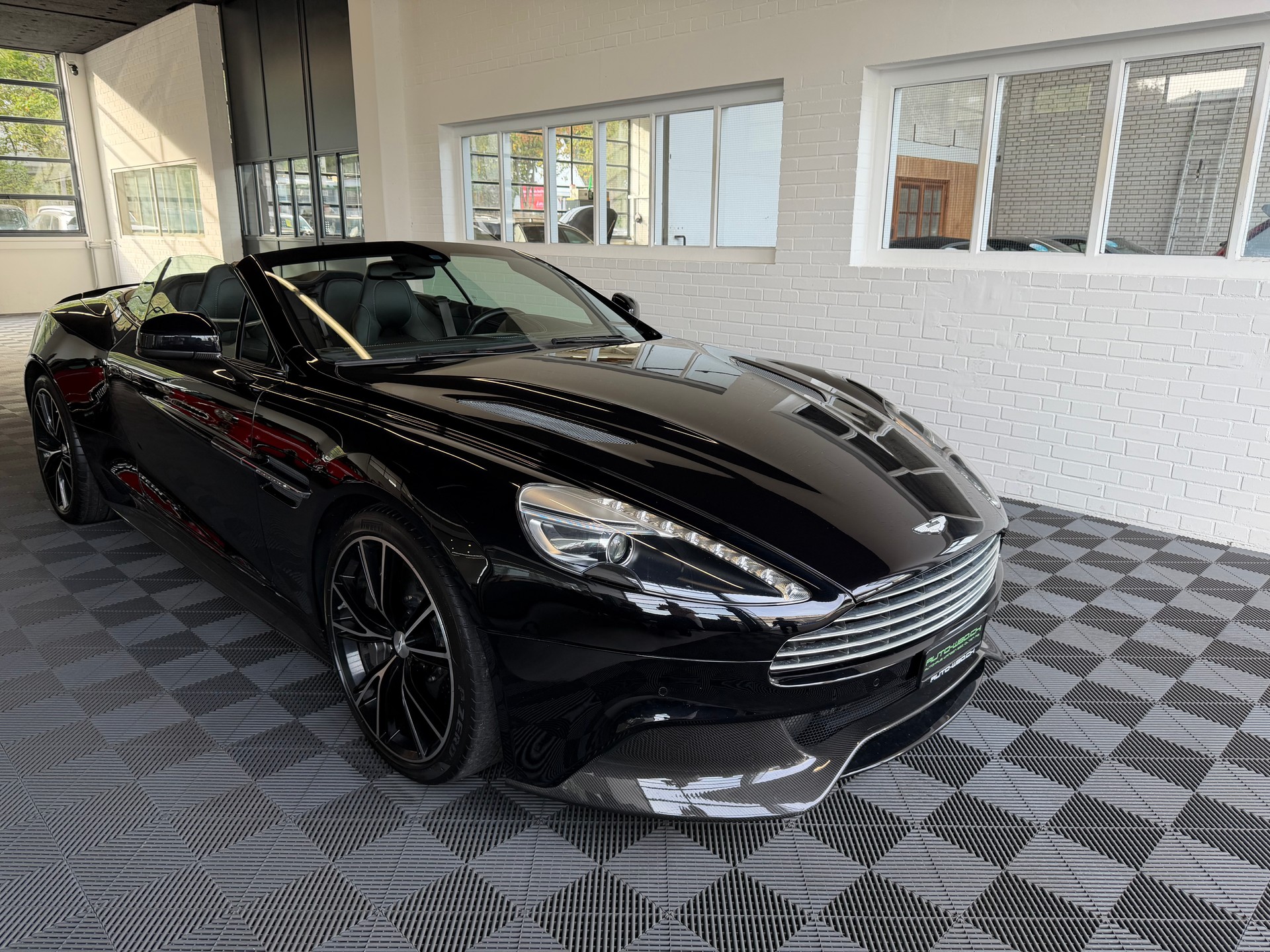 ASTON MARTIN Vanquish Volante V12 5.9-48 Touchtronic 2-image-7