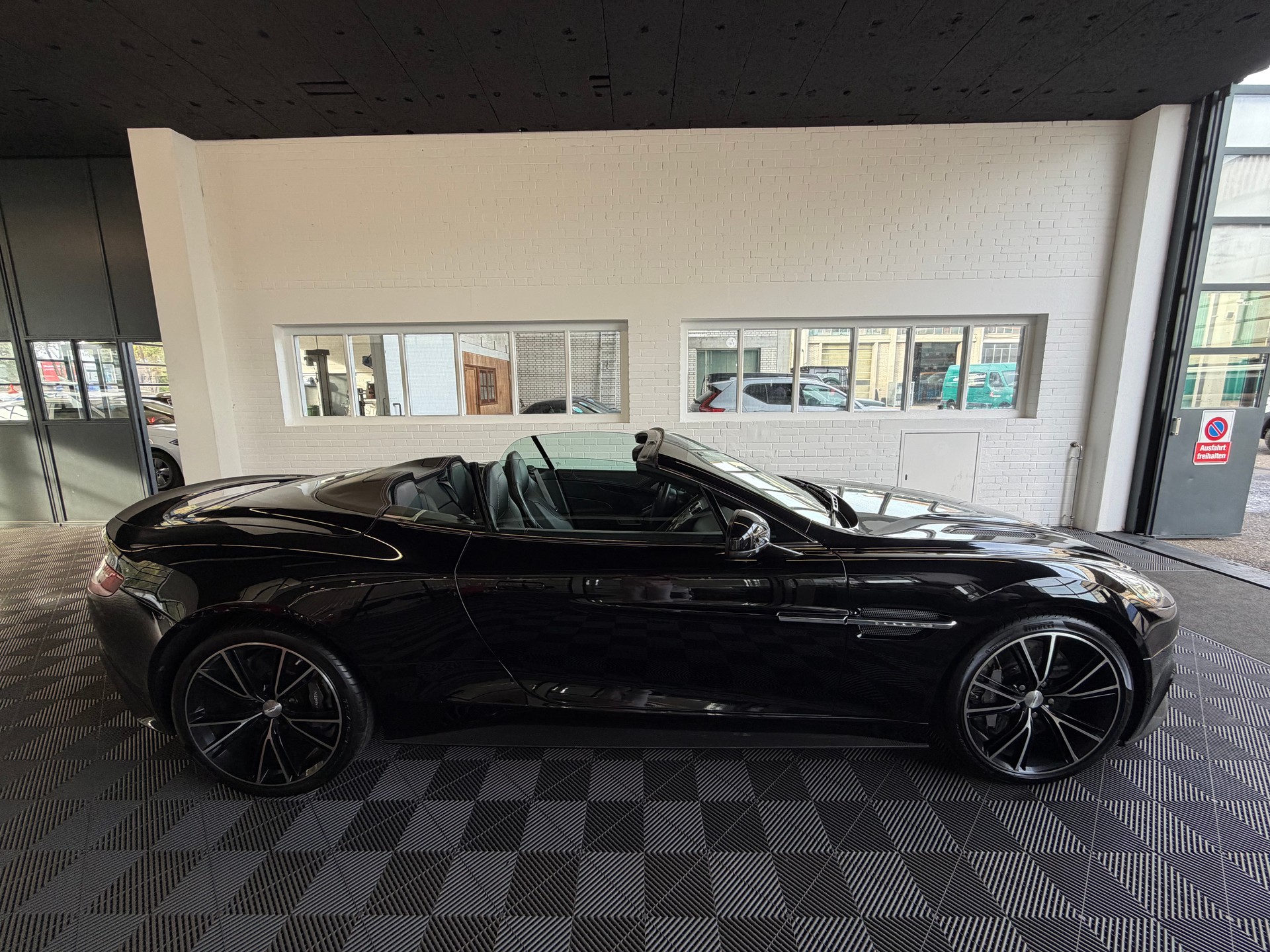 ASTON MARTIN Vanquish Volante V12 5.9-48 Touchtronic 2-image-8