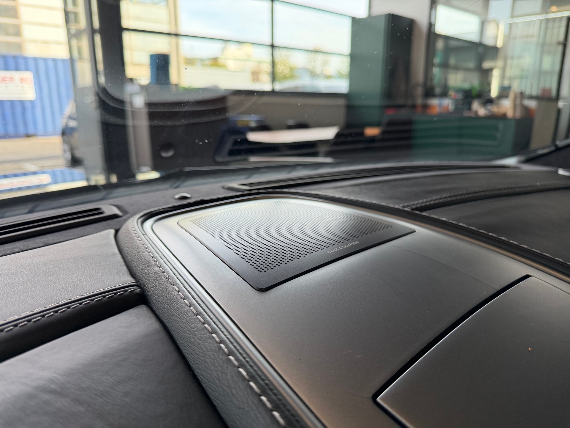 ASTON MARTIN Vanquish Volante V12 5.9-48 Touchtronic 2-image-19