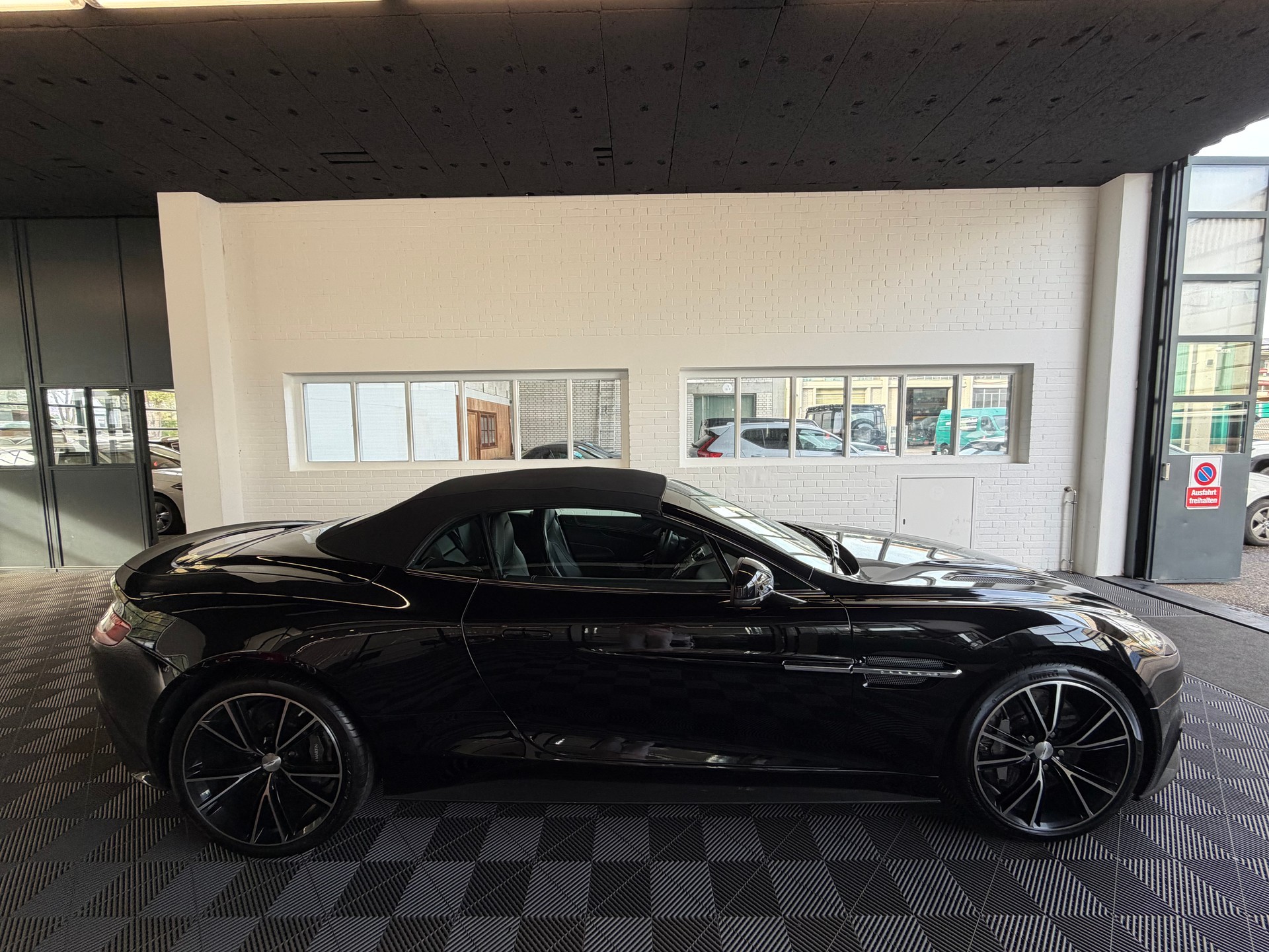 ASTON MARTIN Vanquish Volante V12 5.9-48 Touchtronic 2-image-1