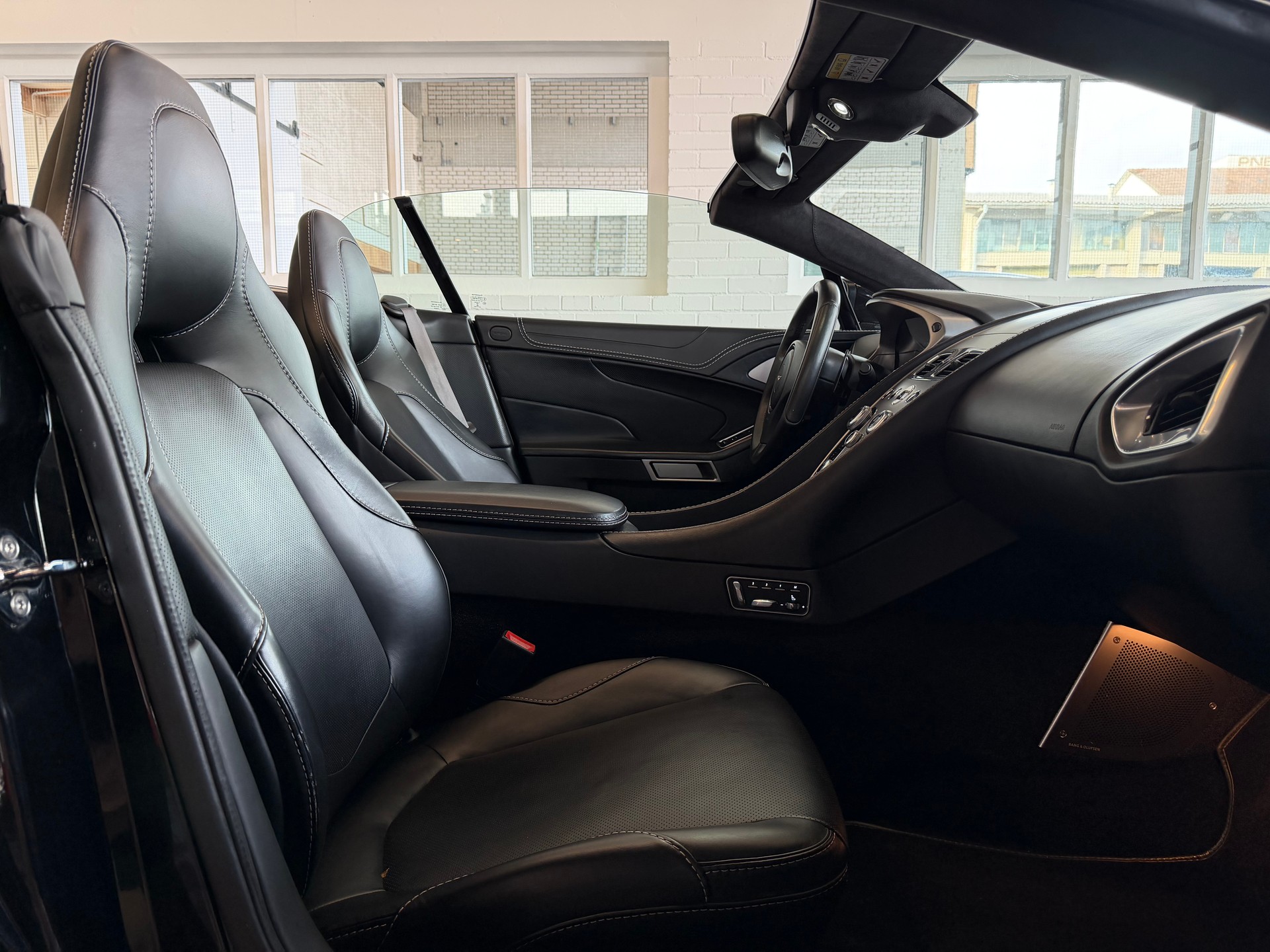 ASTON MARTIN Vanquish Volante V12 5.9-48 Touchtronic 2-image-14