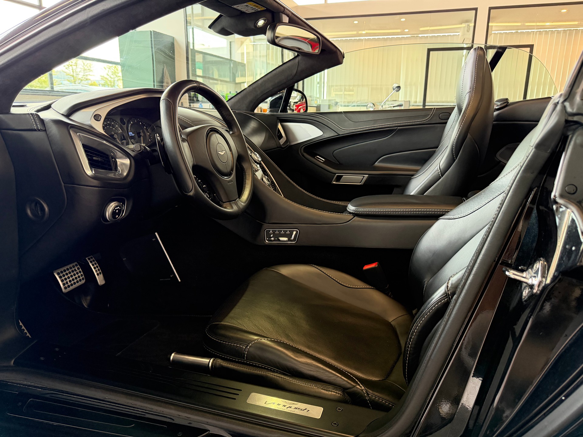 ASTON MARTIN Vanquish Volante V12 5.9-48 Touchtronic 2-image-16