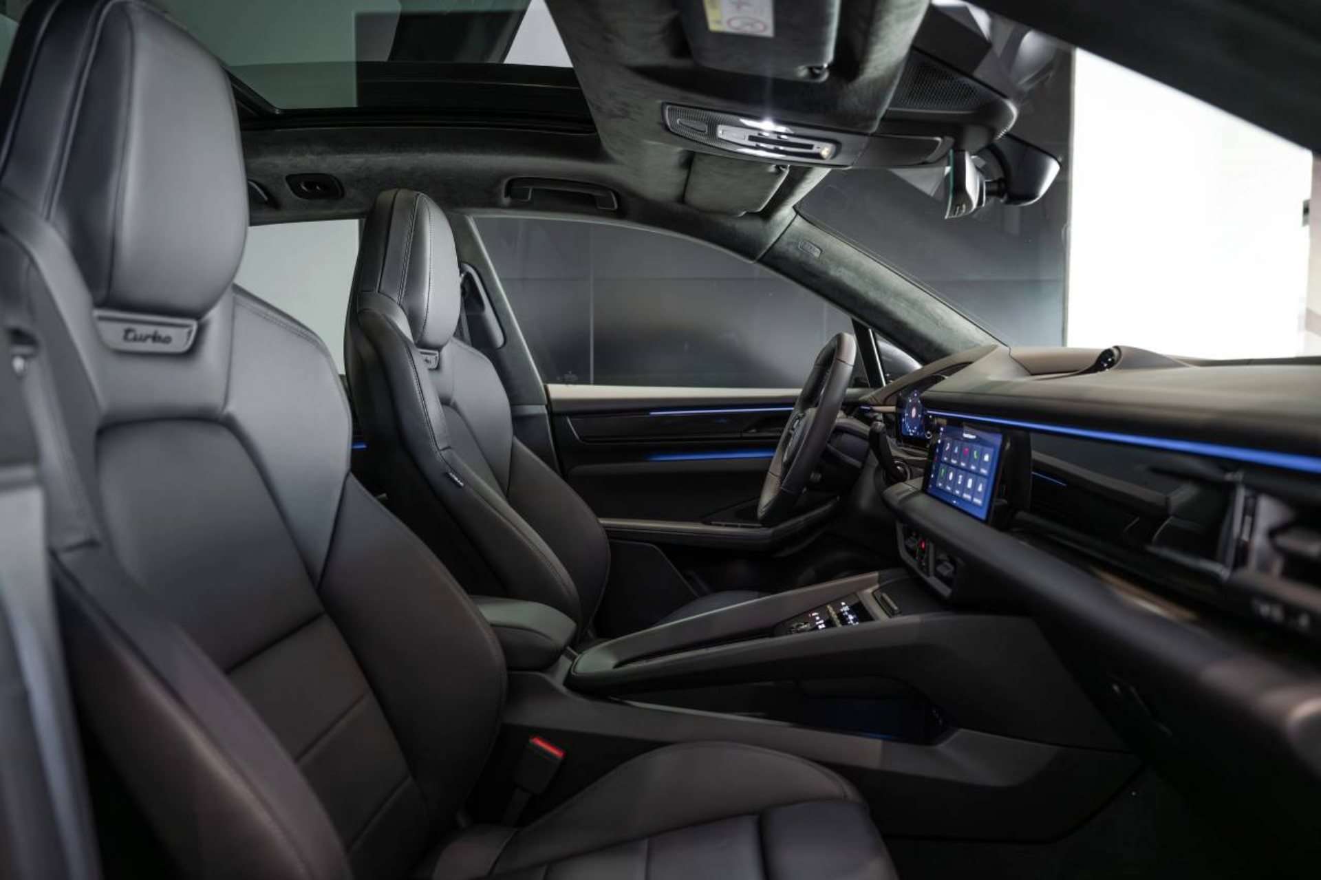 PORSCHE Macan Turbo-image-17