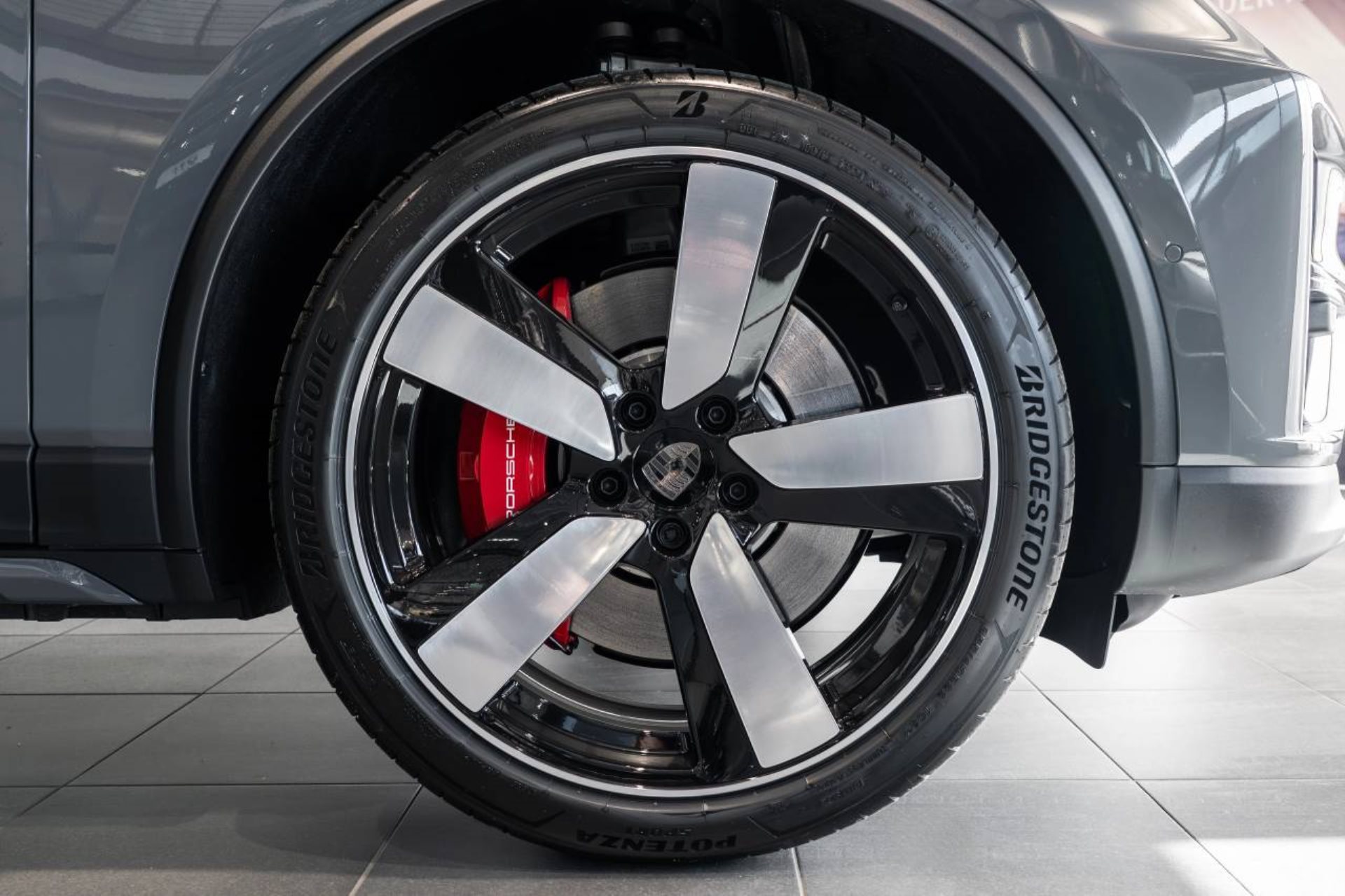 PORSCHE Macan Turbo-image-31
