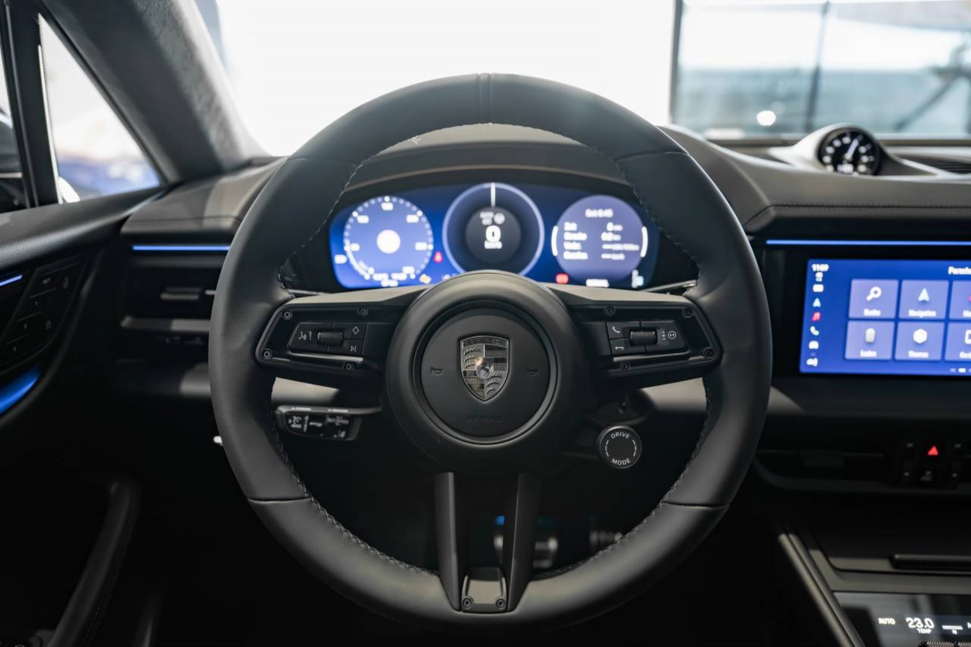 PORSCHE Macan Turbo-image-12