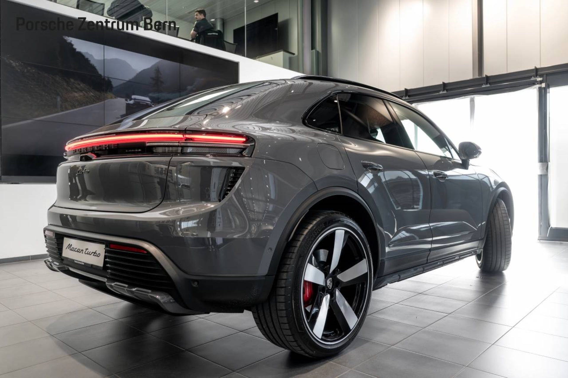 PORSCHE Macan Turbo-image-2