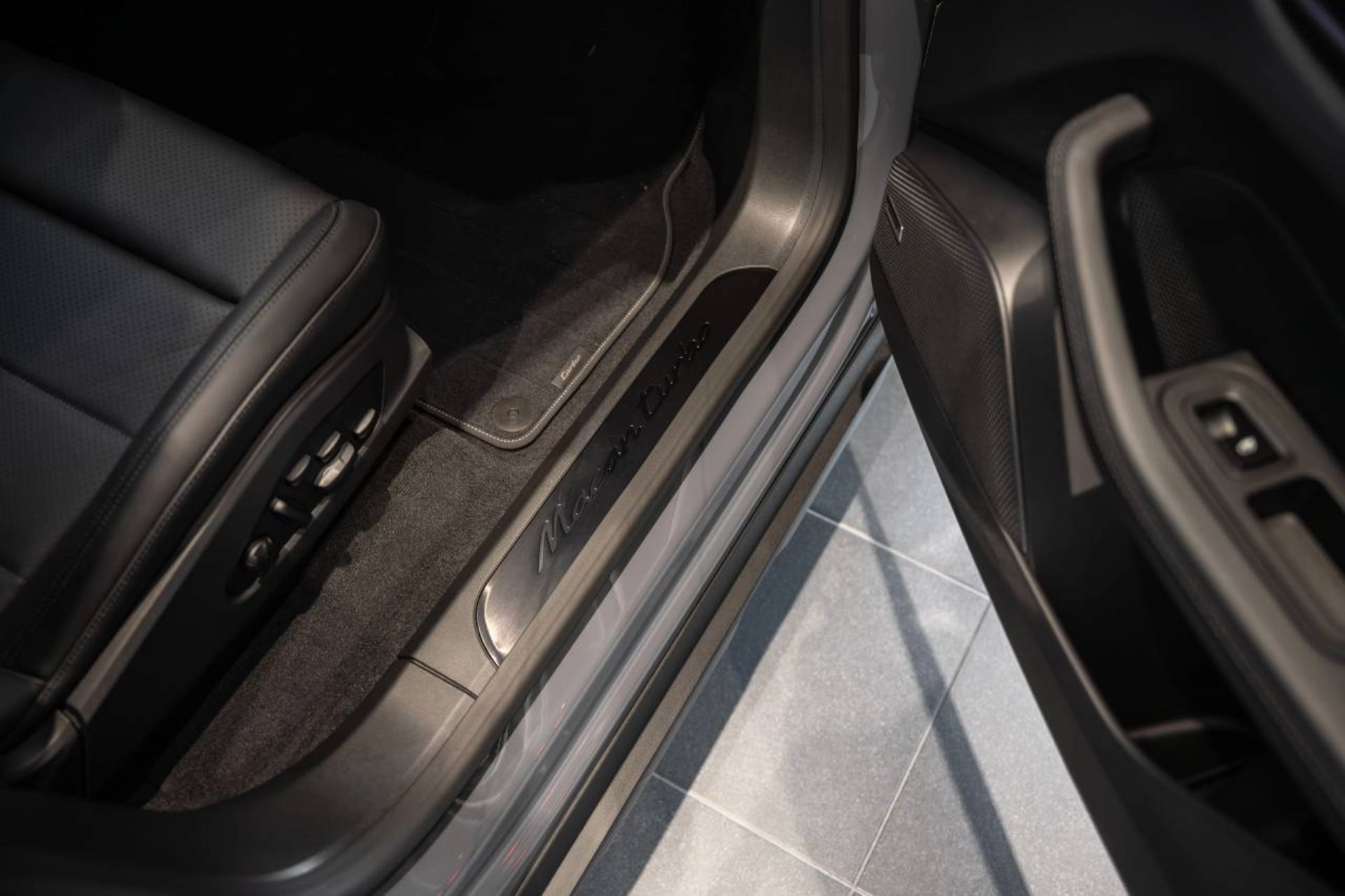PORSCHE Macan Turbo-image-21