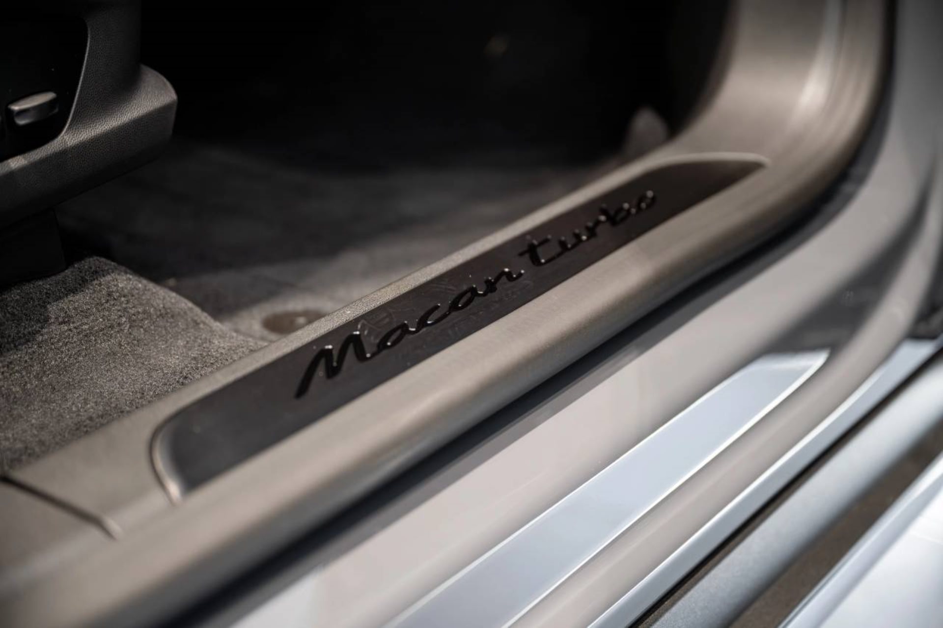 PORSCHE Macan Turbo-image-28