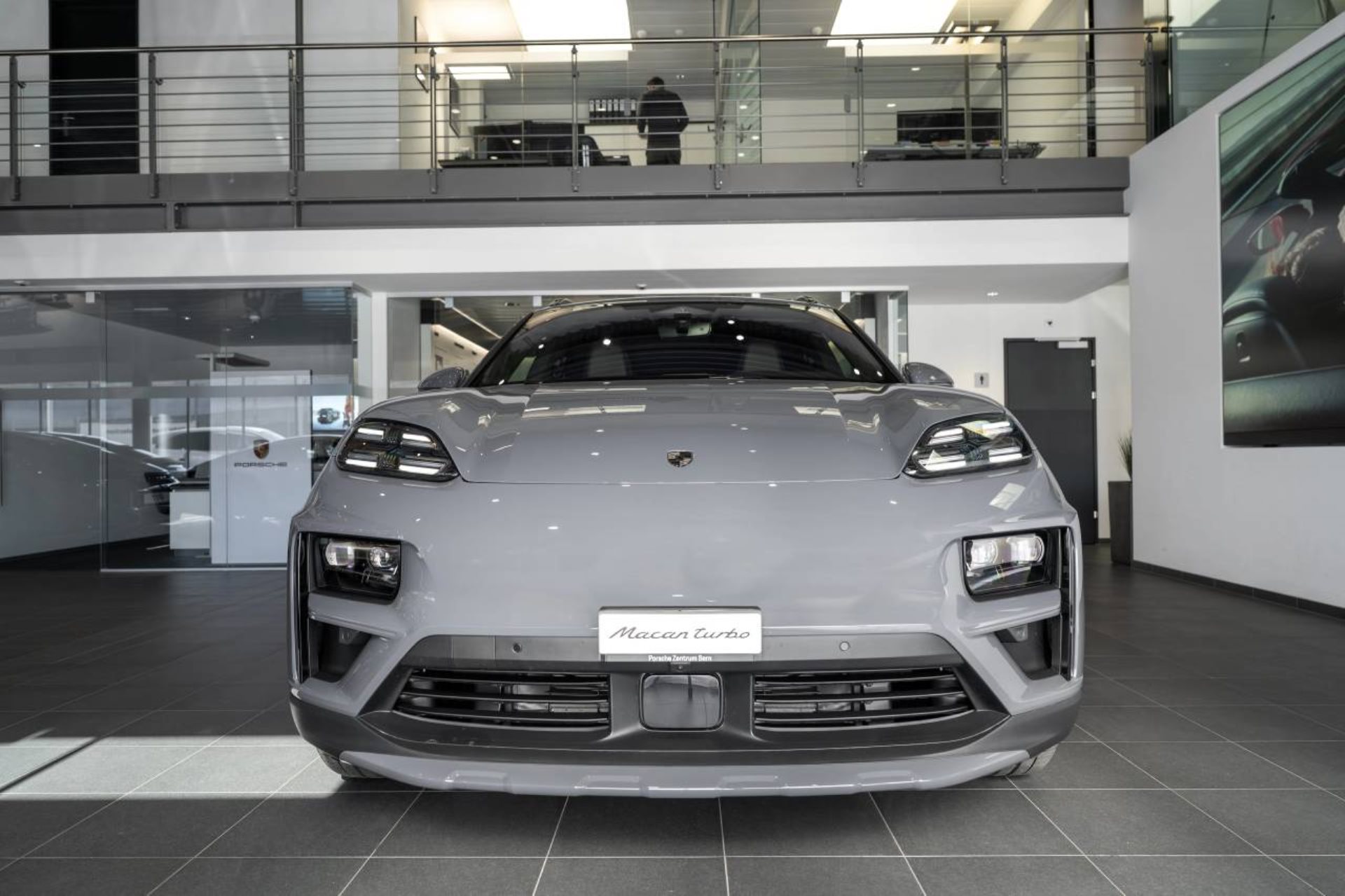 PORSCHE Macan Turbo-image-9