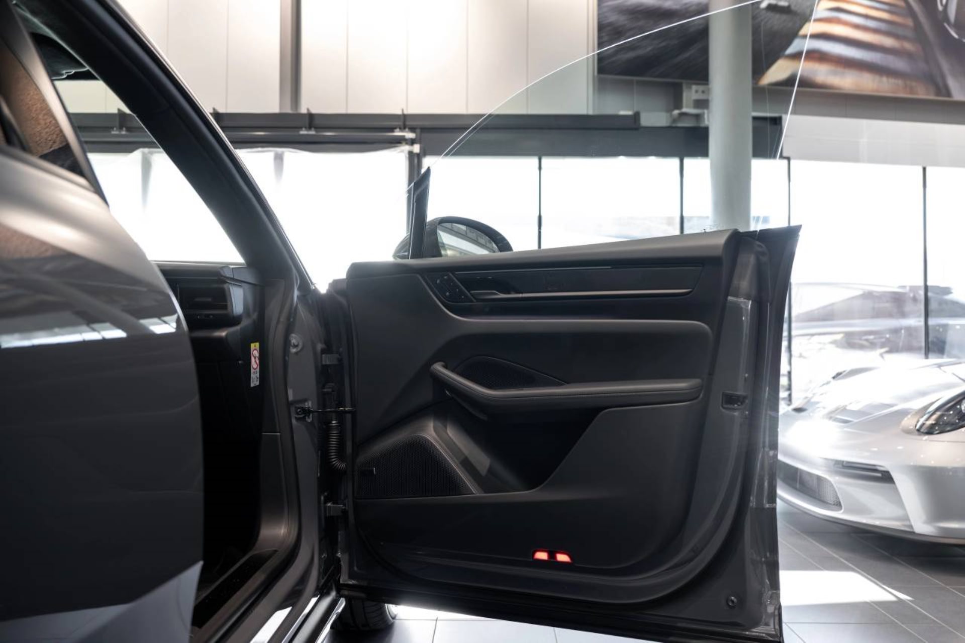 PORSCHE Macan Turbo-image-20