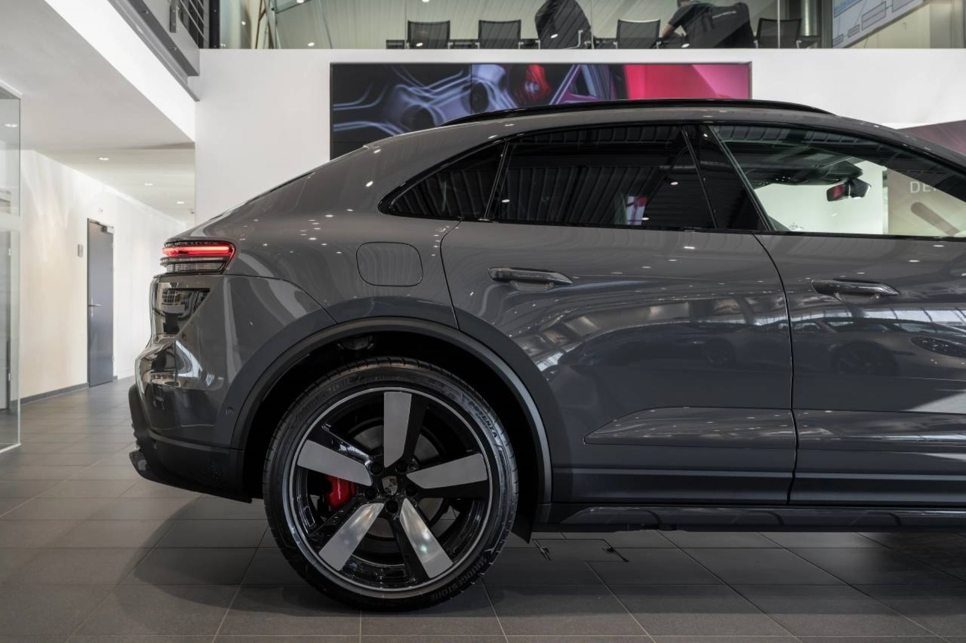 PORSCHE Macan Turbo-image-10